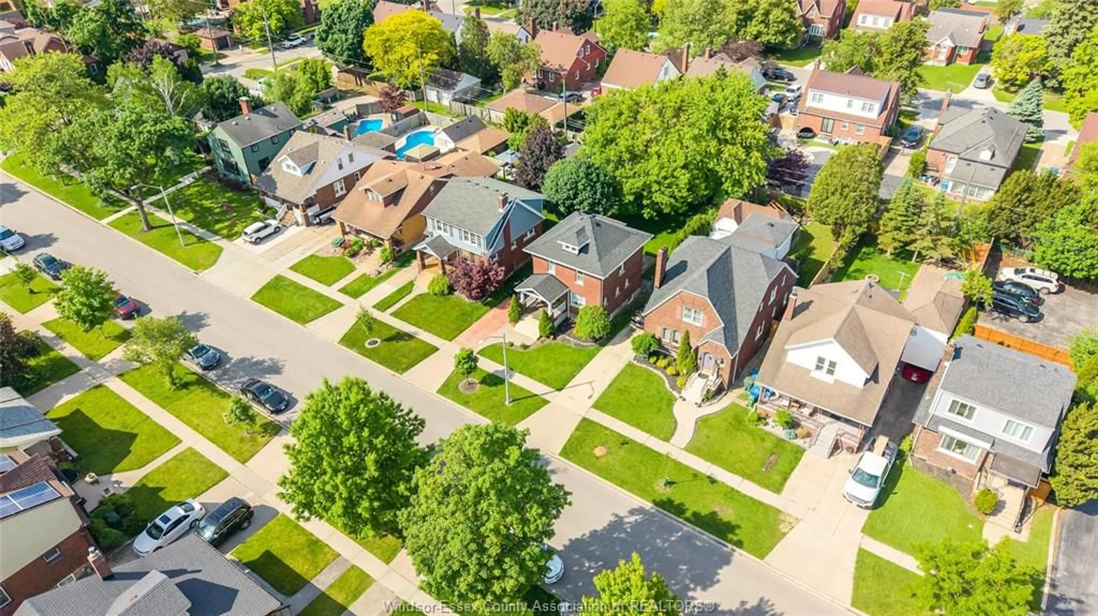 A pic from outside/outdoor area/front of a property/back of a property/a pic from drone, street for 2151 LINCOLN Rd, Windsor Ontario N8W 2P9
