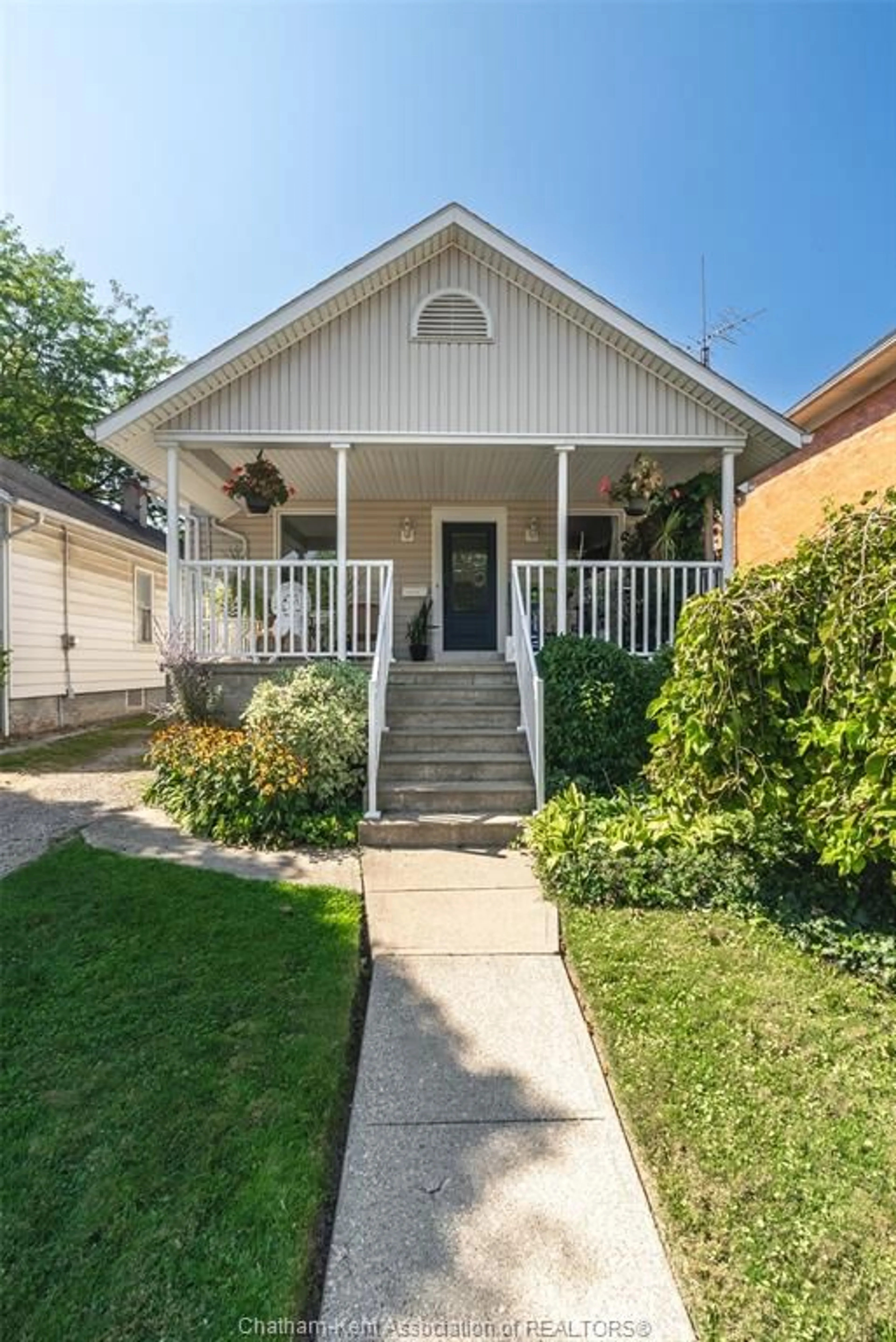 Home with vinyl exterior material, street for 460 Queen St, Chatham Ontario N7M 2J3