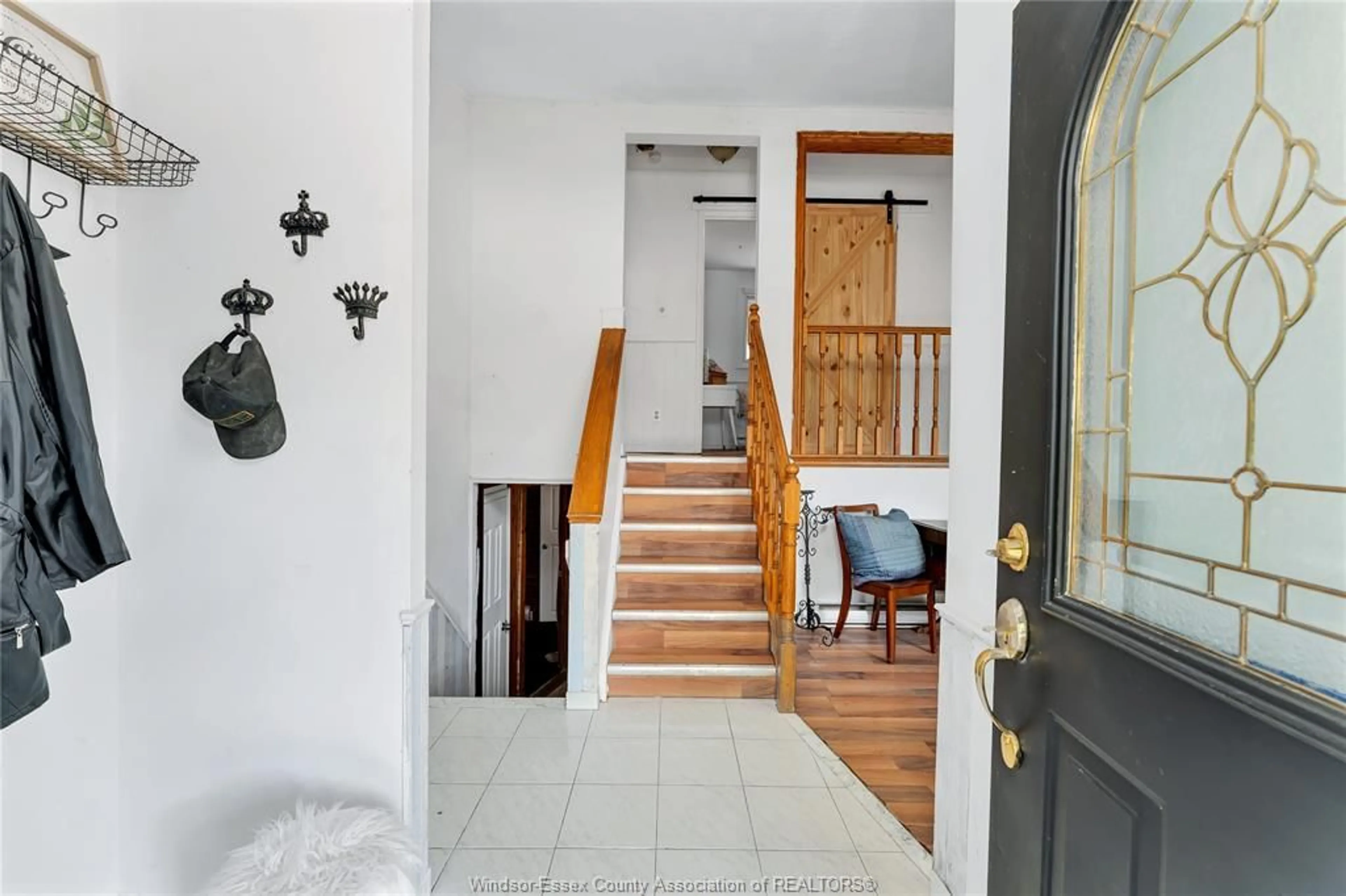 Indoor entryway for 8315 ENFIELD Pl, Windsor Ontario N8S 4M8
