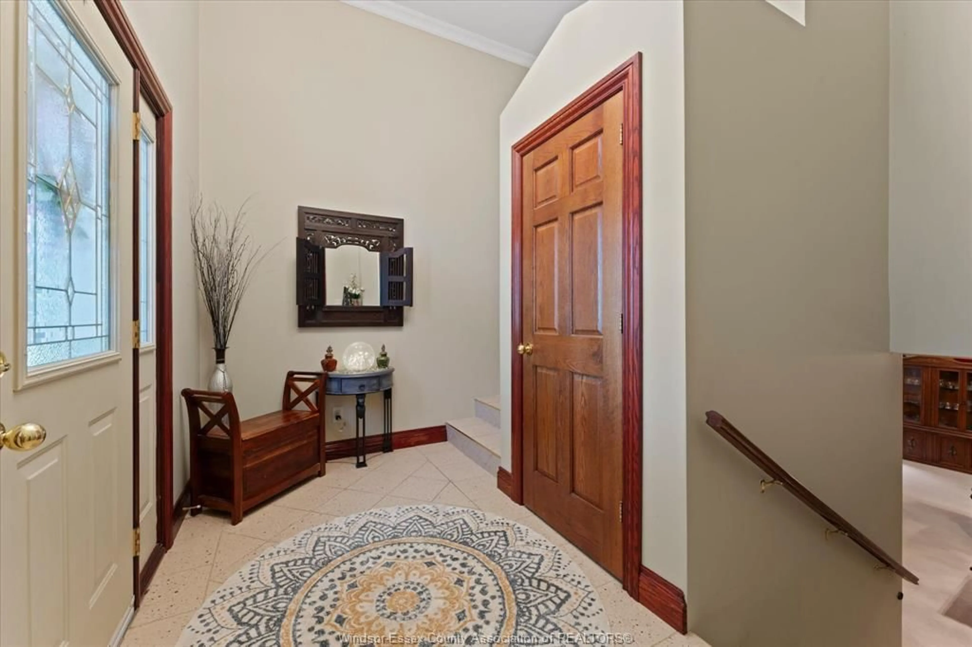Indoor foyer for 270 Irwin Ave, Essex Ontario N8M 2T6