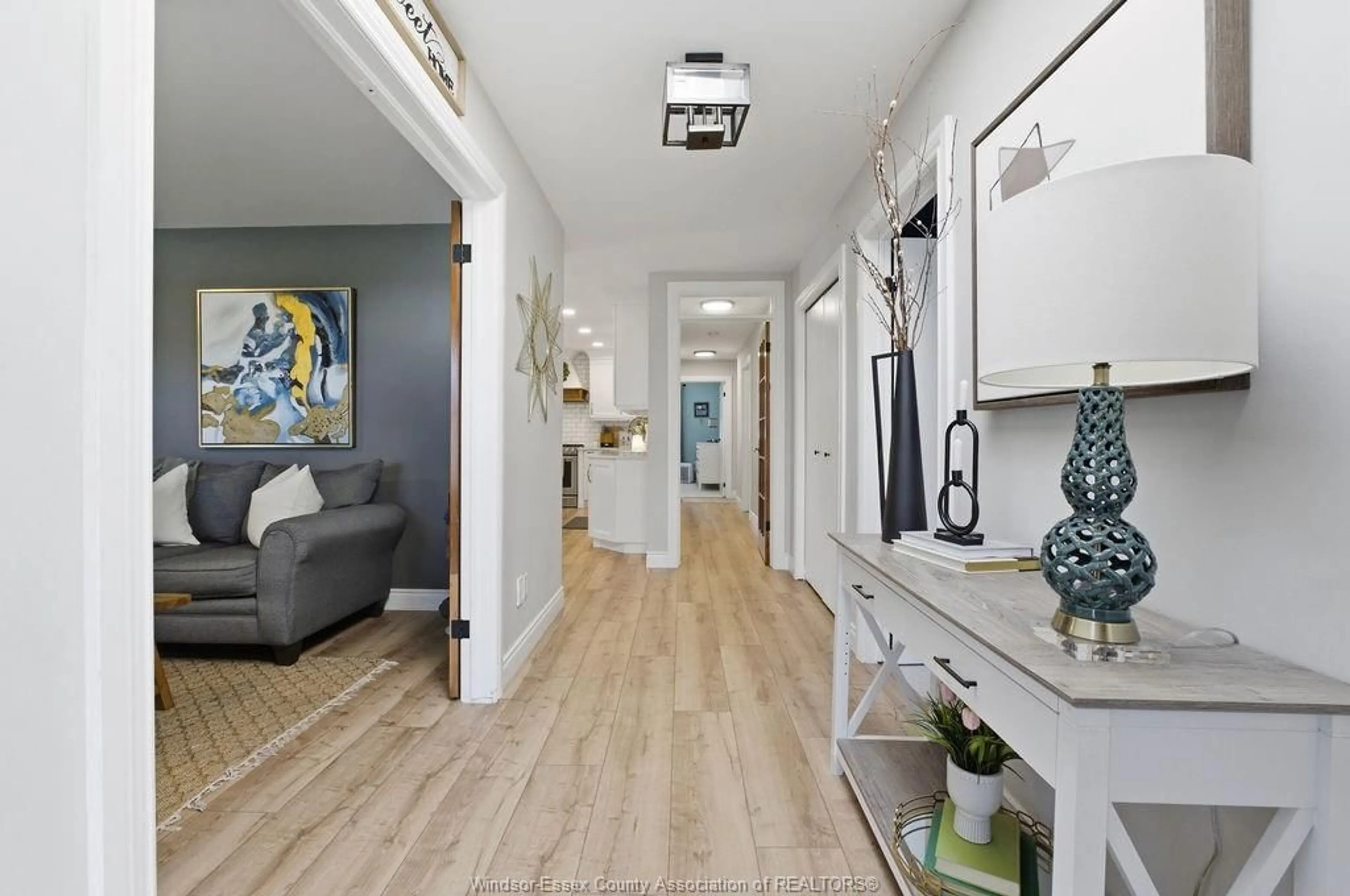 Indoor entryway for 12311 VICKERY Lane, Tecumseh Ontario N9K 1B5