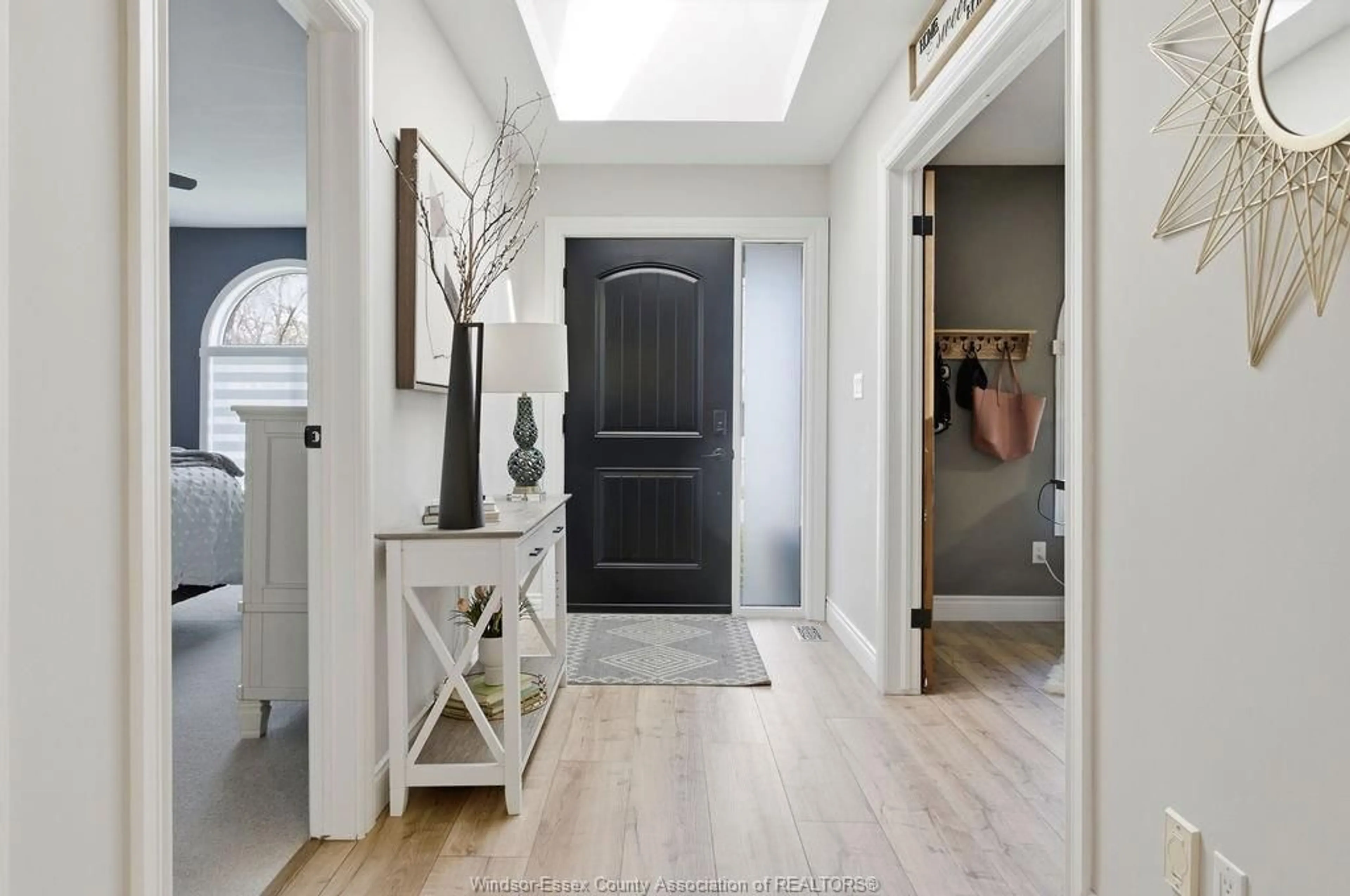 Indoor entryway for 12311 VICKERY Lane, Tecumseh Ontario N9K 1B5