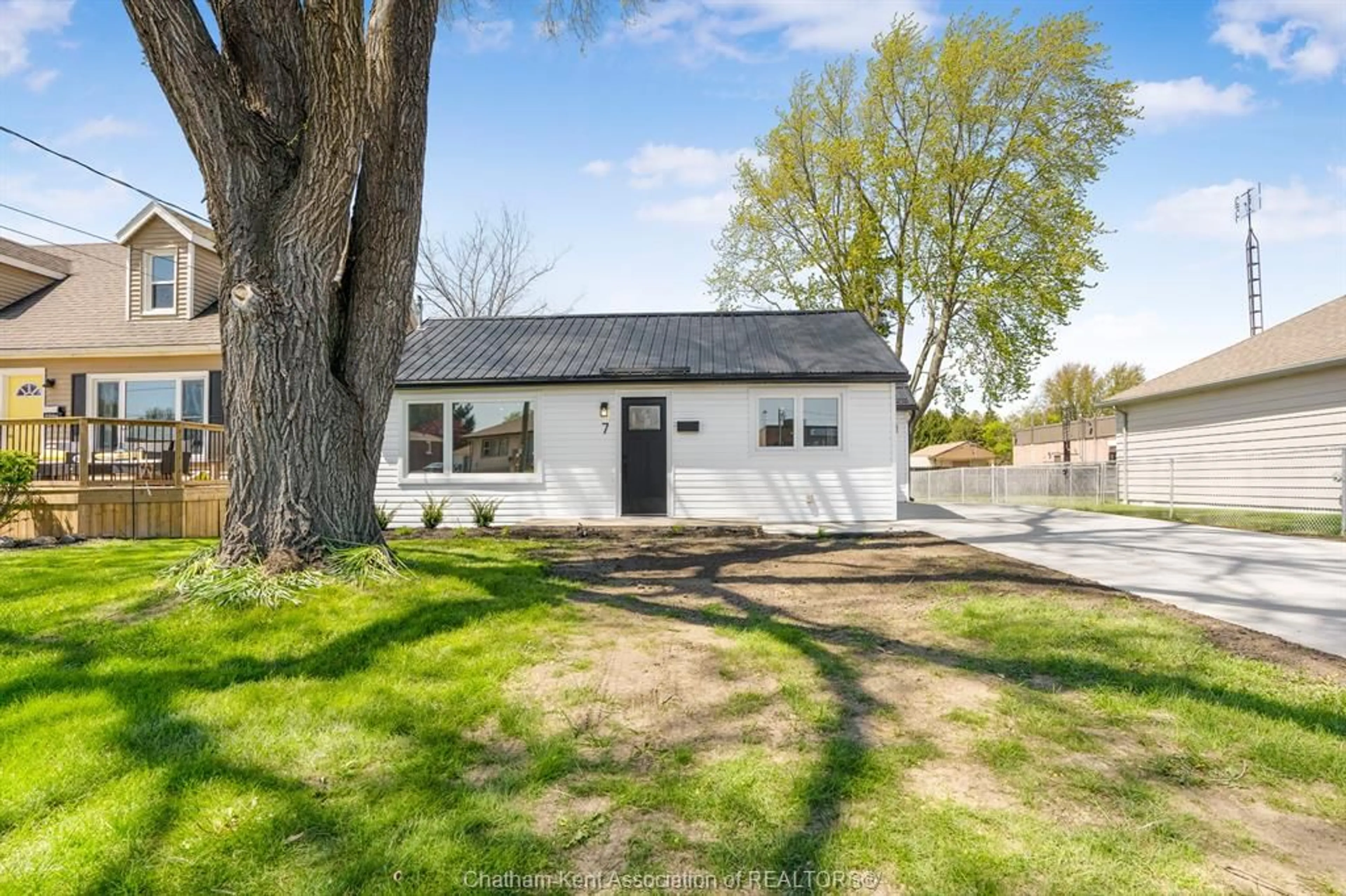 Home with vinyl exterior material, street for 7 OXLEY Dr, Chatham Ontario N7L 2K5