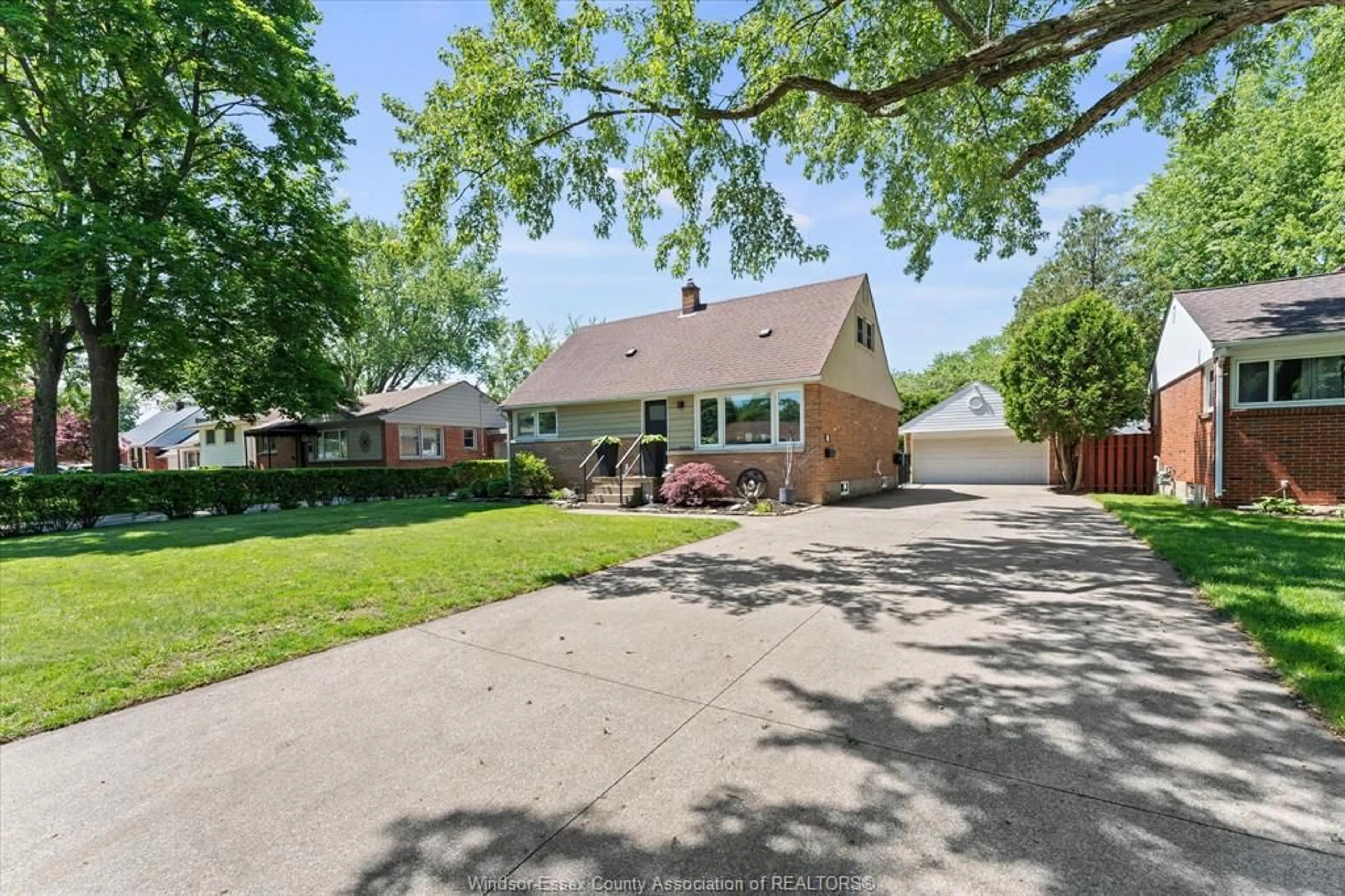 A pic from outside/outdoor area/front of a property/back of a property/a pic from drone, street for 3233 DANDURAND, Windsor Ontario N9E 2E9