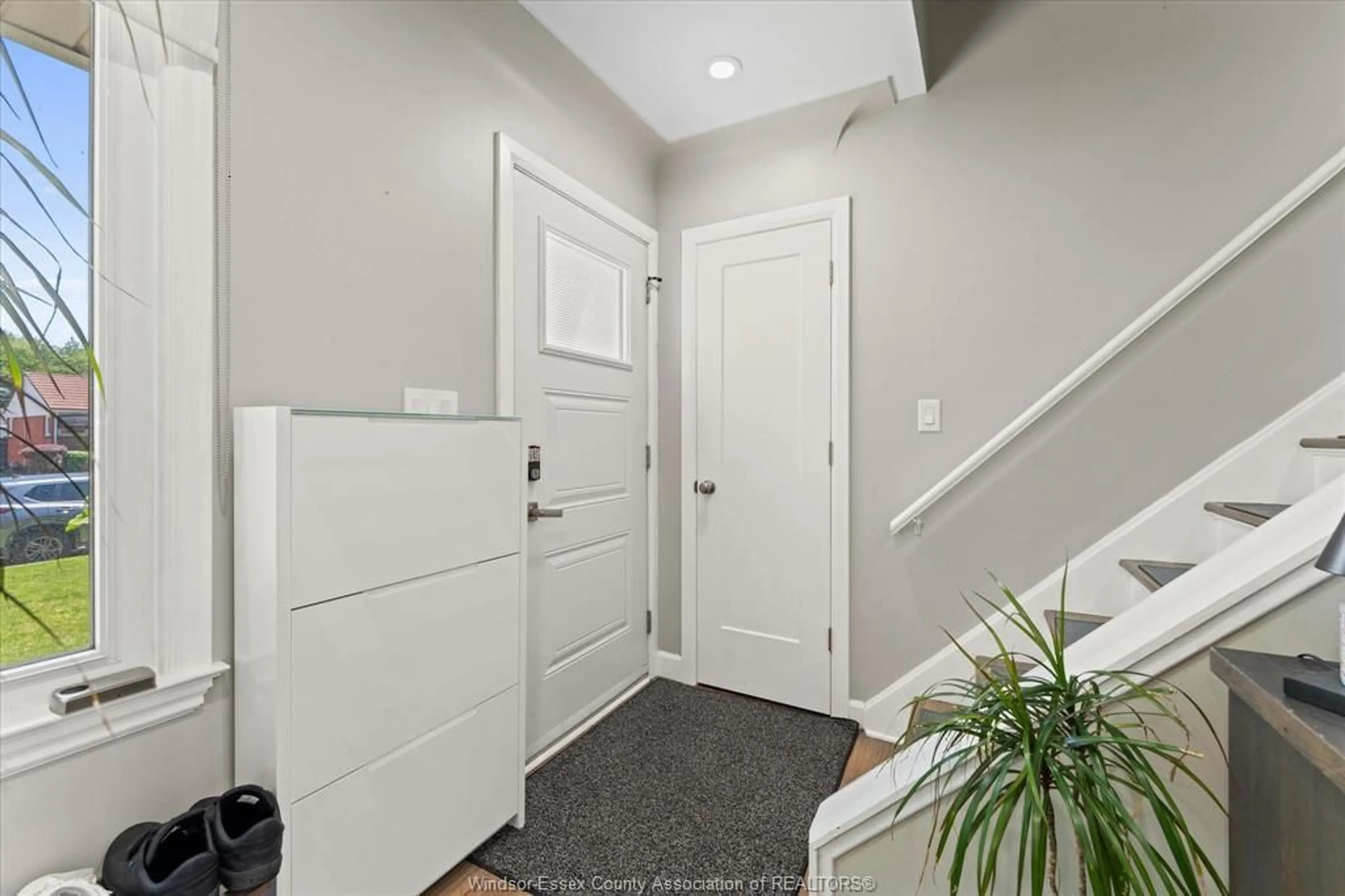 Indoor entryway for 3233 DANDURAND, Windsor Ontario N9E 2E9