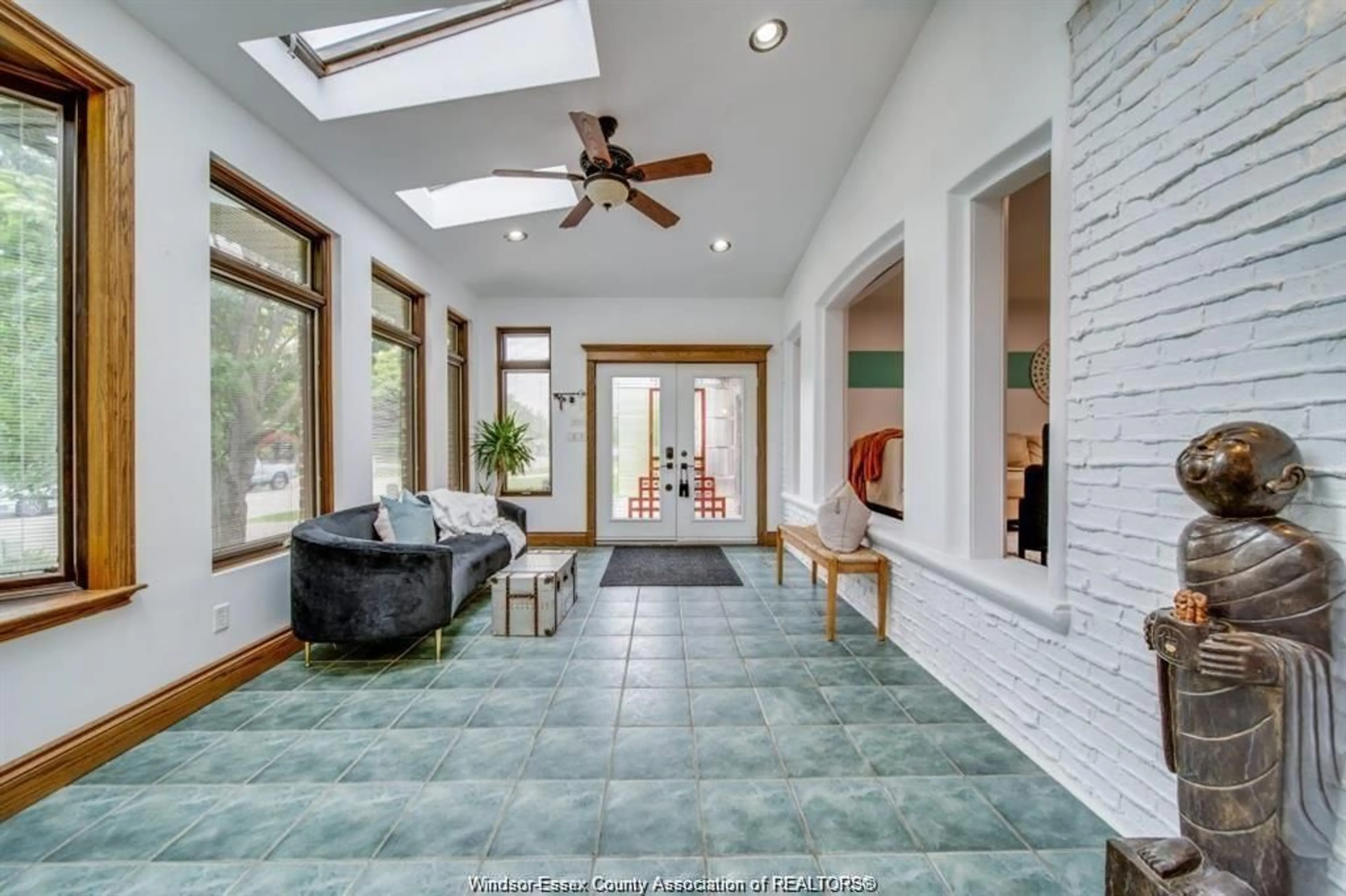 Indoor entryway for 145 CENTENNIAL Dr, Tecumseh Ontario N8N 2N7
