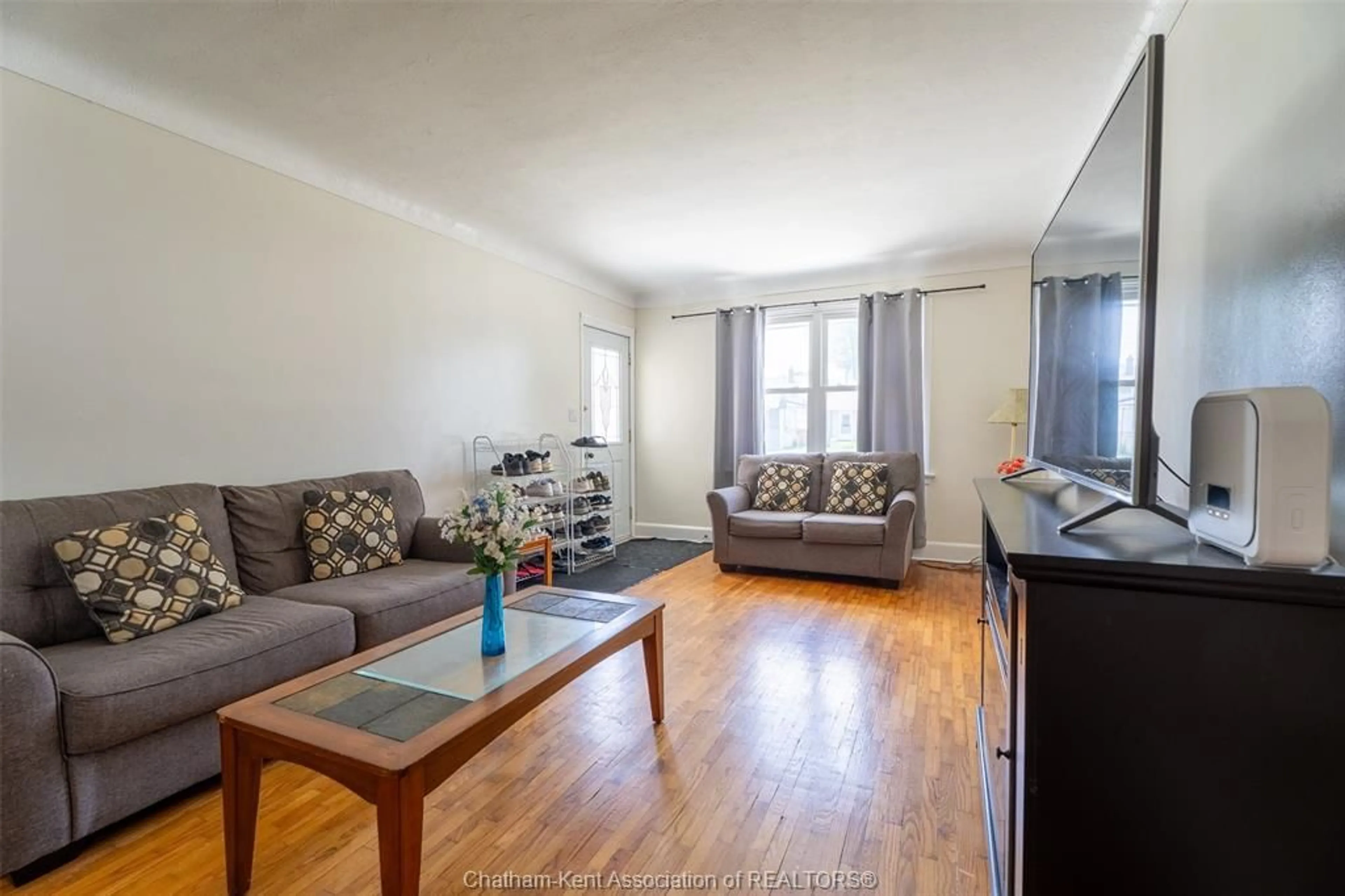 Living room with furniture, wood/laminate floor for 363 Lacroix St, Chatham Ontario N7M 2W4
