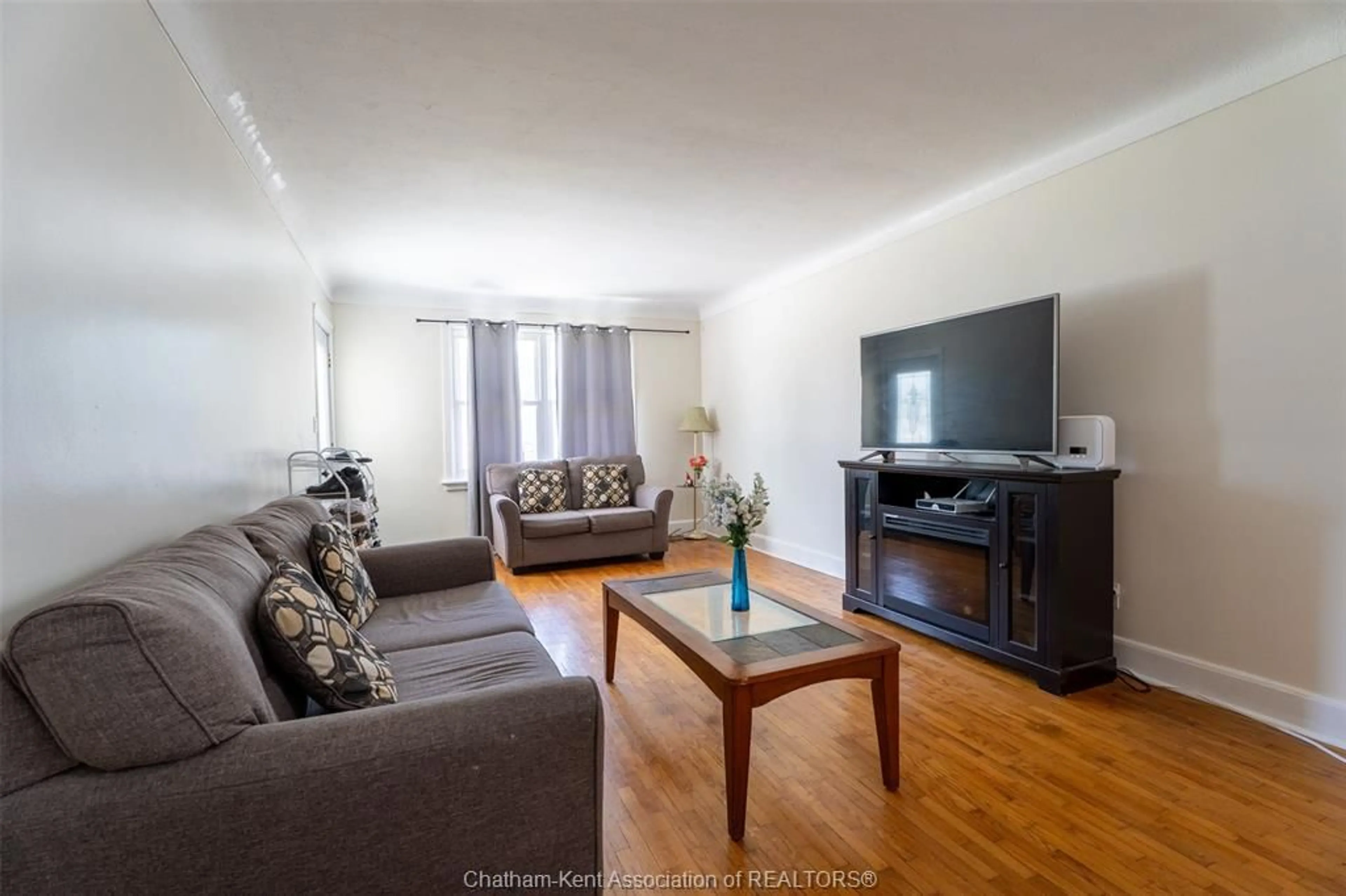 Living room with furniture, wood/laminate floor for 363 Lacroix St, Chatham Ontario N7M 2W4