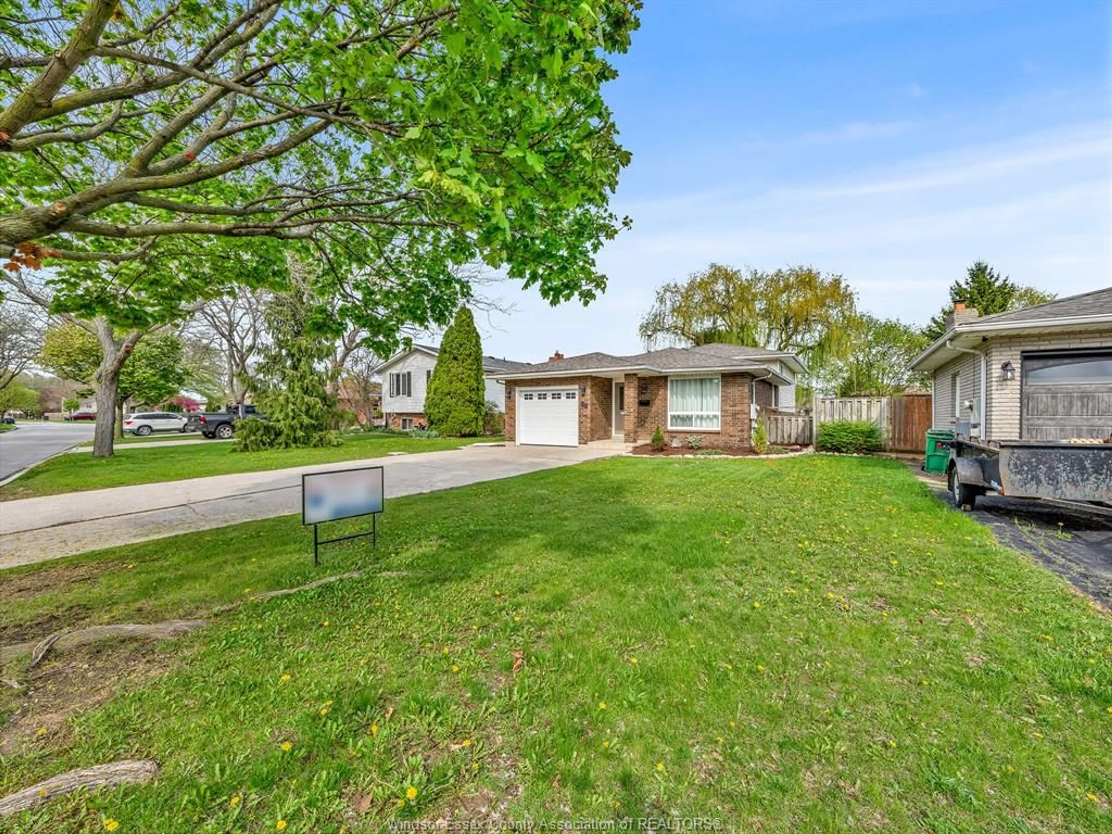 A pic from outside/outdoor area/front of a property/back of a property/a pic from drone, street for 52 KENTUCKY, Amherstburg Ontario N9V 3S5