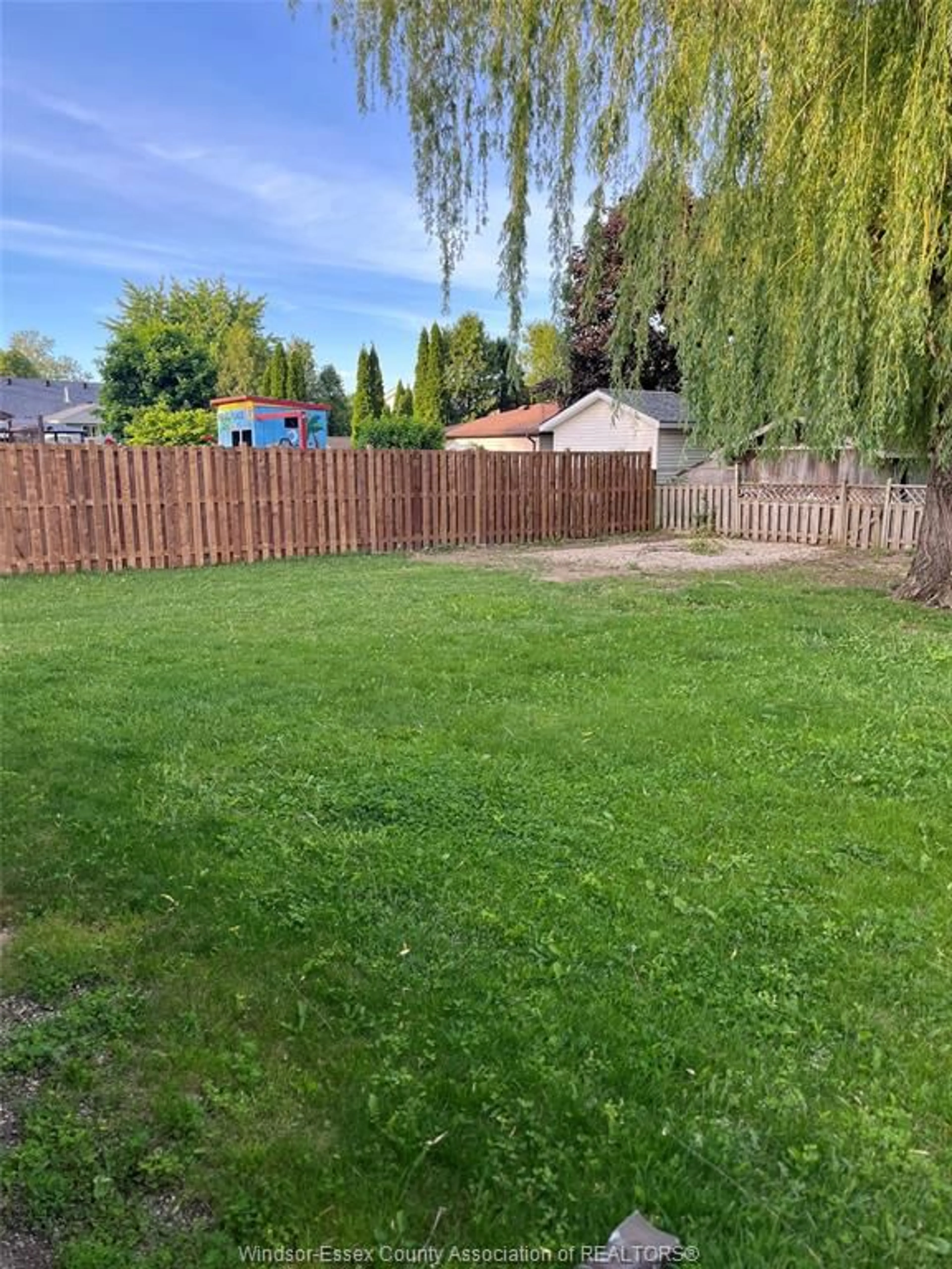 A pic from outside/outdoor area/front of a property/back of a property/a pic from drone, street for 52 KENTUCKY, Amherstburg Ontario N9V 3S5