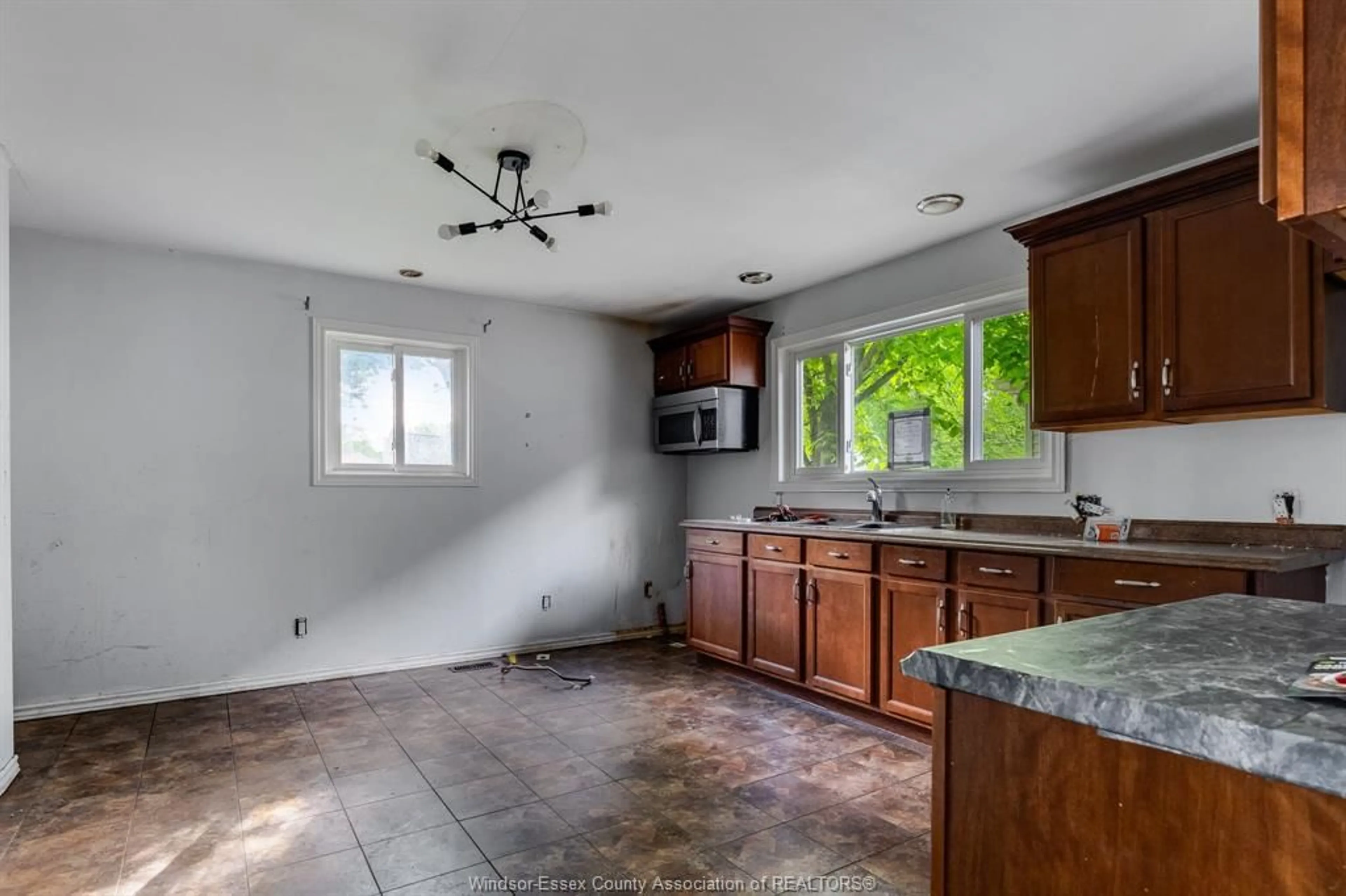 Open concept kitchen, ceramic/tile floor for 982 Bridge, Windsor Ontario N9B 2N1