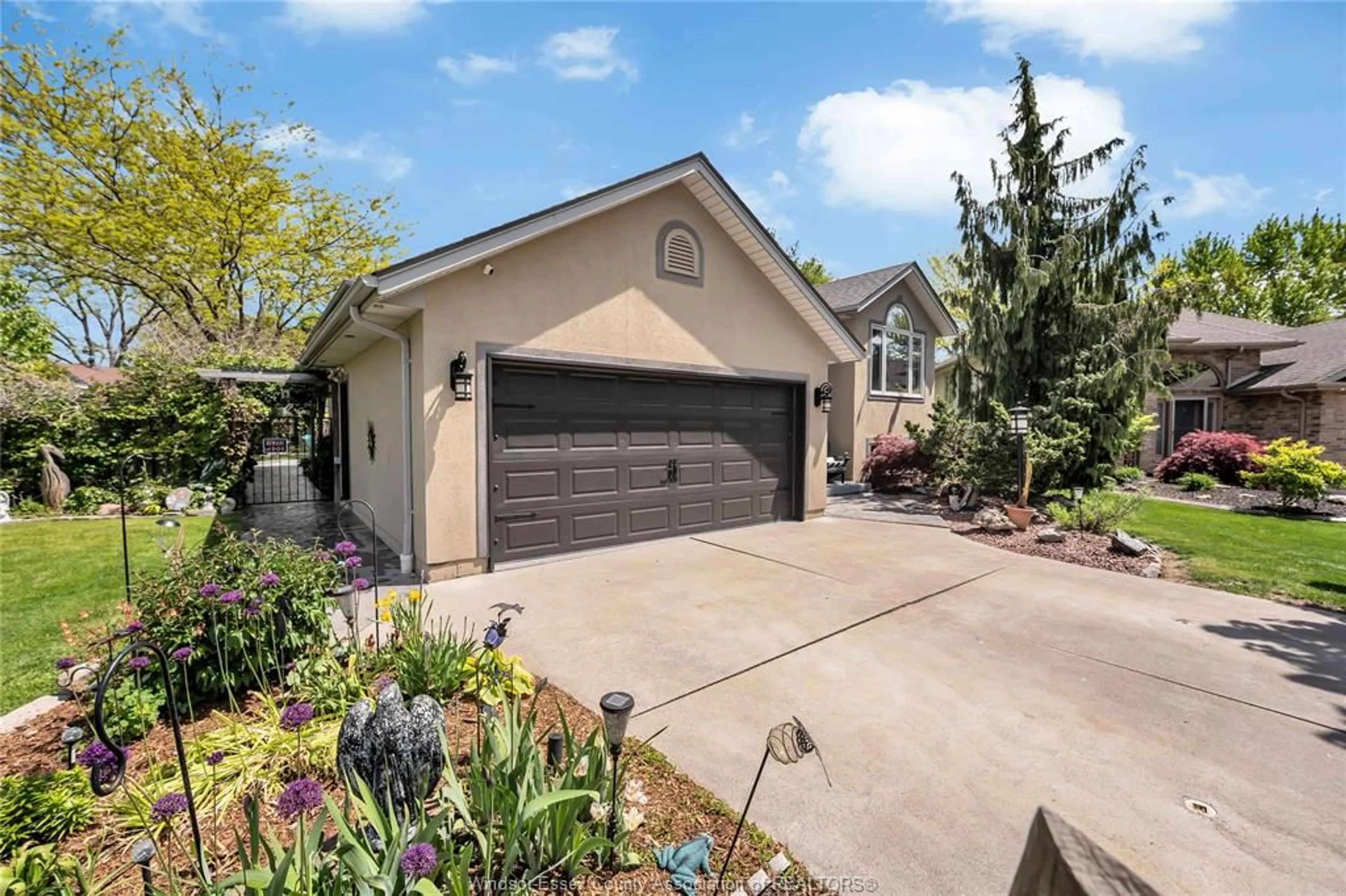 Indoor garage for 398 THORN RIDGE Cres, Amherstburg Ontario N9V 3X2