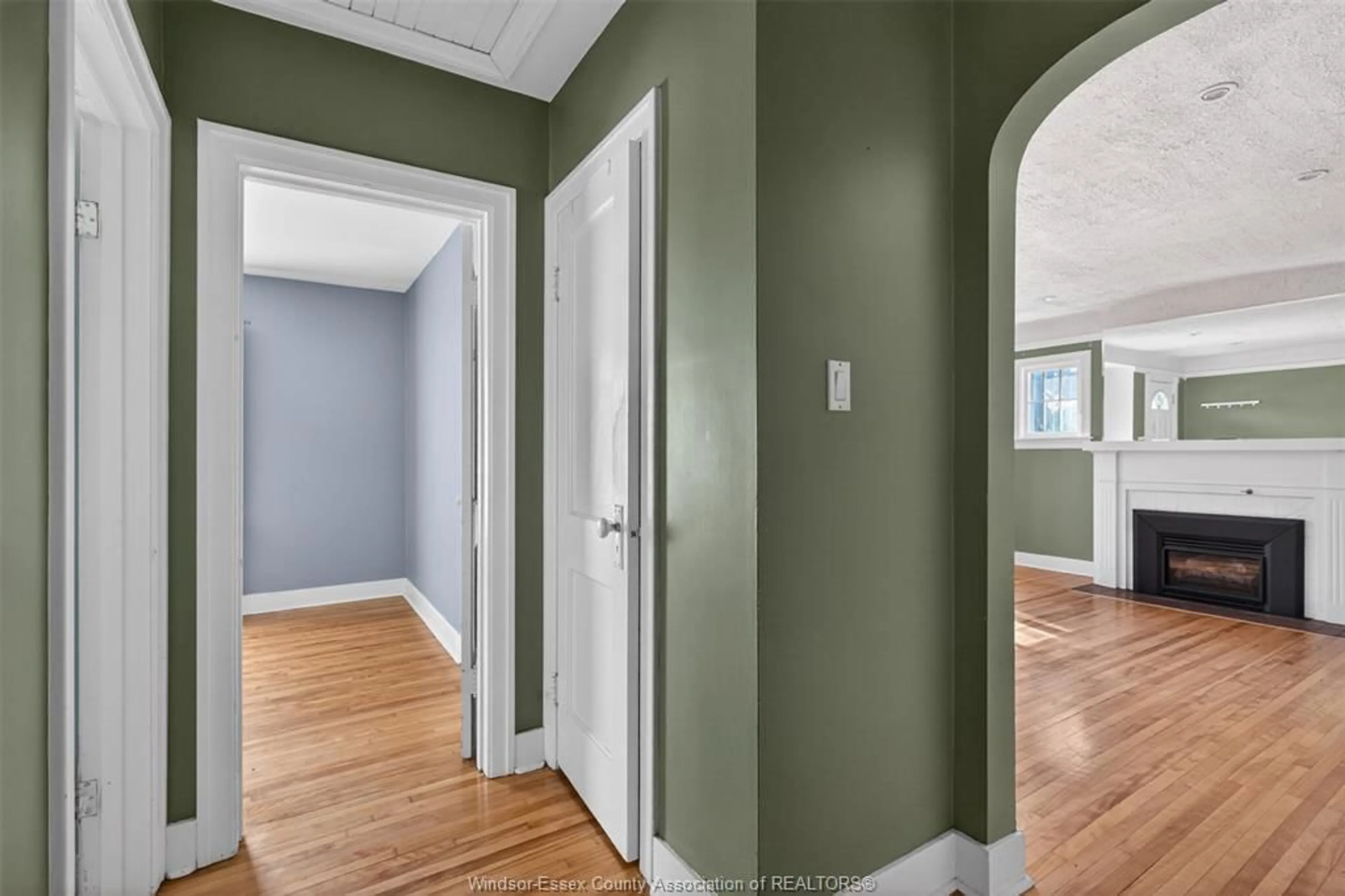 Indoor entryway for 2406 BYNG, Windsor Ontario N8W 3E8