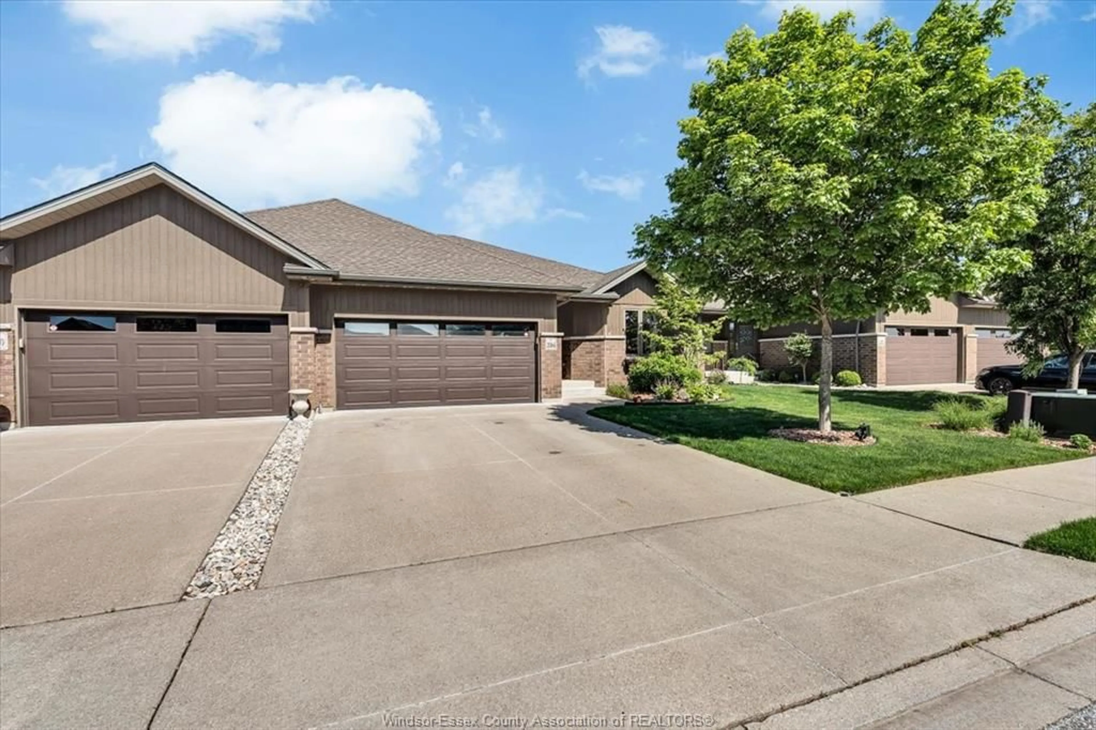 A pic from outside/outdoor area/front of a property/back of a property/a pic from drone, street for 2266 GATWICK Ave, Windsor Ontario N8P 0B7