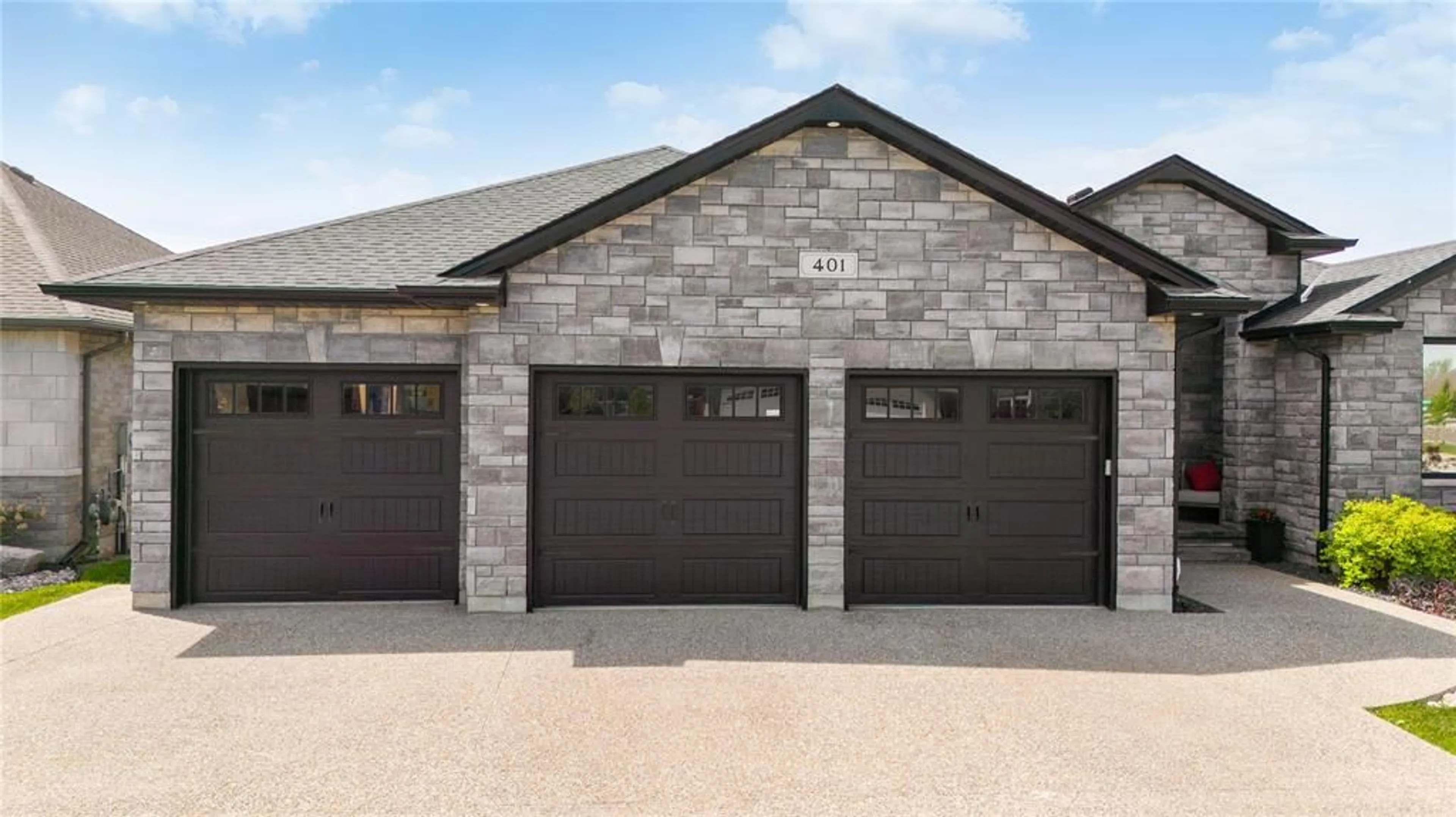 Indoor garage for 401 RODRIGUEZ Dr, Sarnia Ontario N7S 4M6