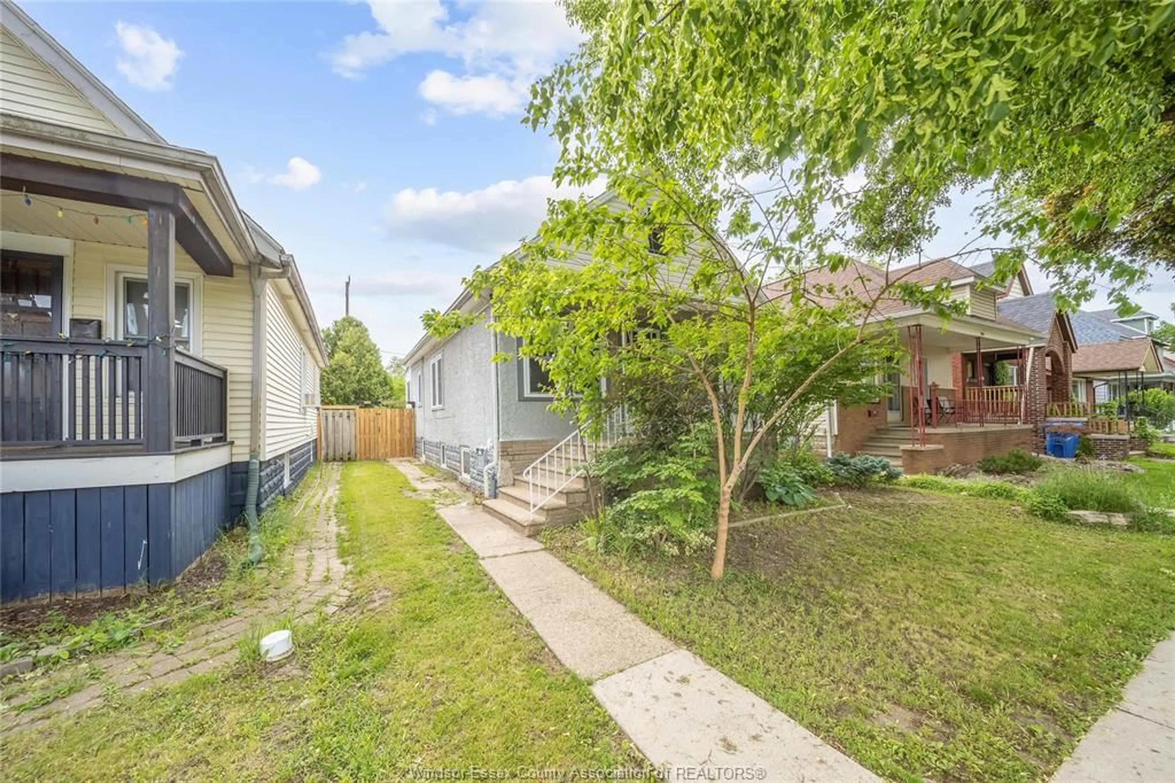A pic from outside/outdoor area/front of a property/back of a property/a pic from drone, street for 1153 GLADSTONE Ave, Windsor Ontario N9A 2R9