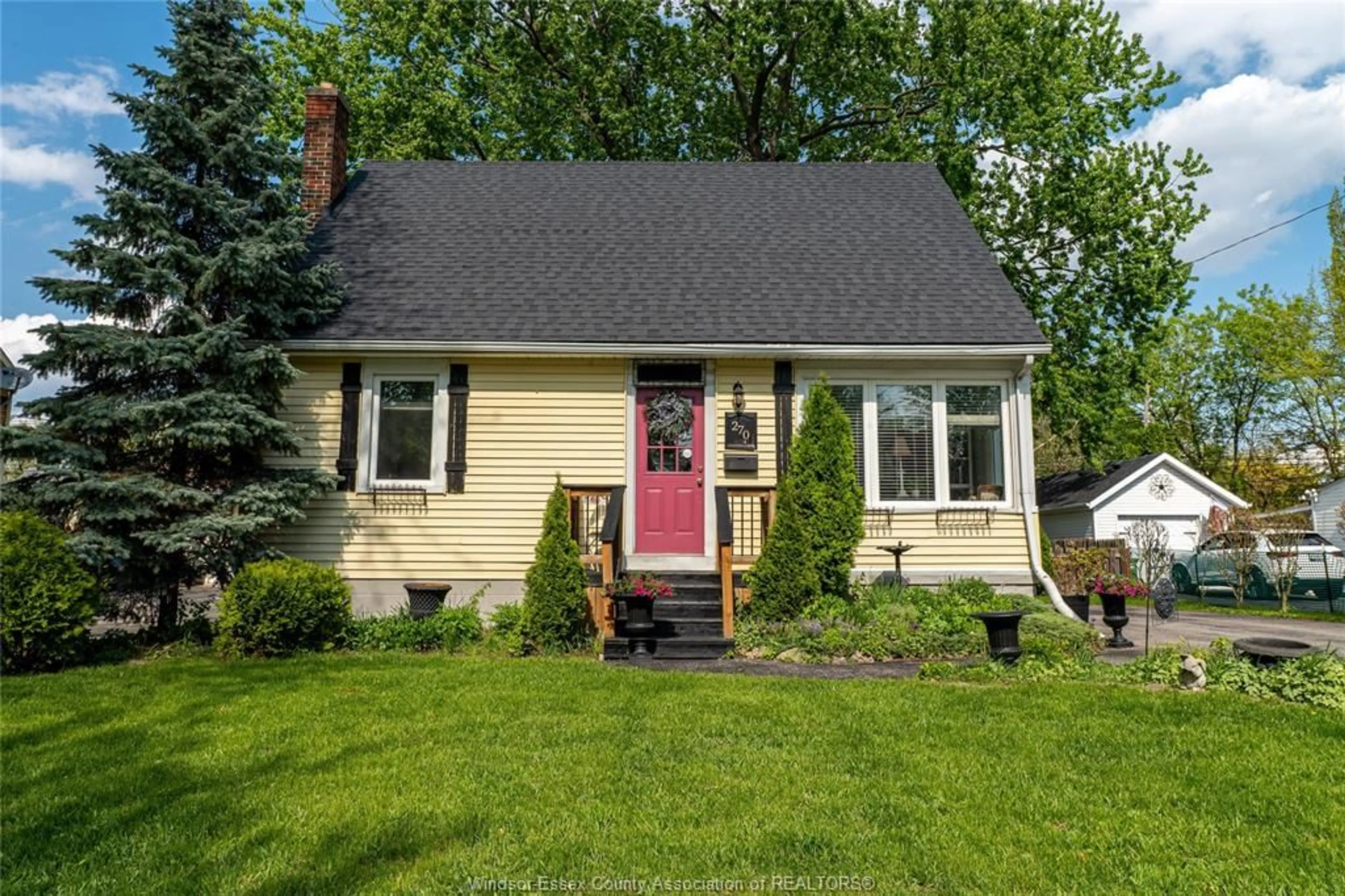 Home with vinyl exterior material, street for 270 Isabelle Pl, Windsor Ontario N8S 3A6