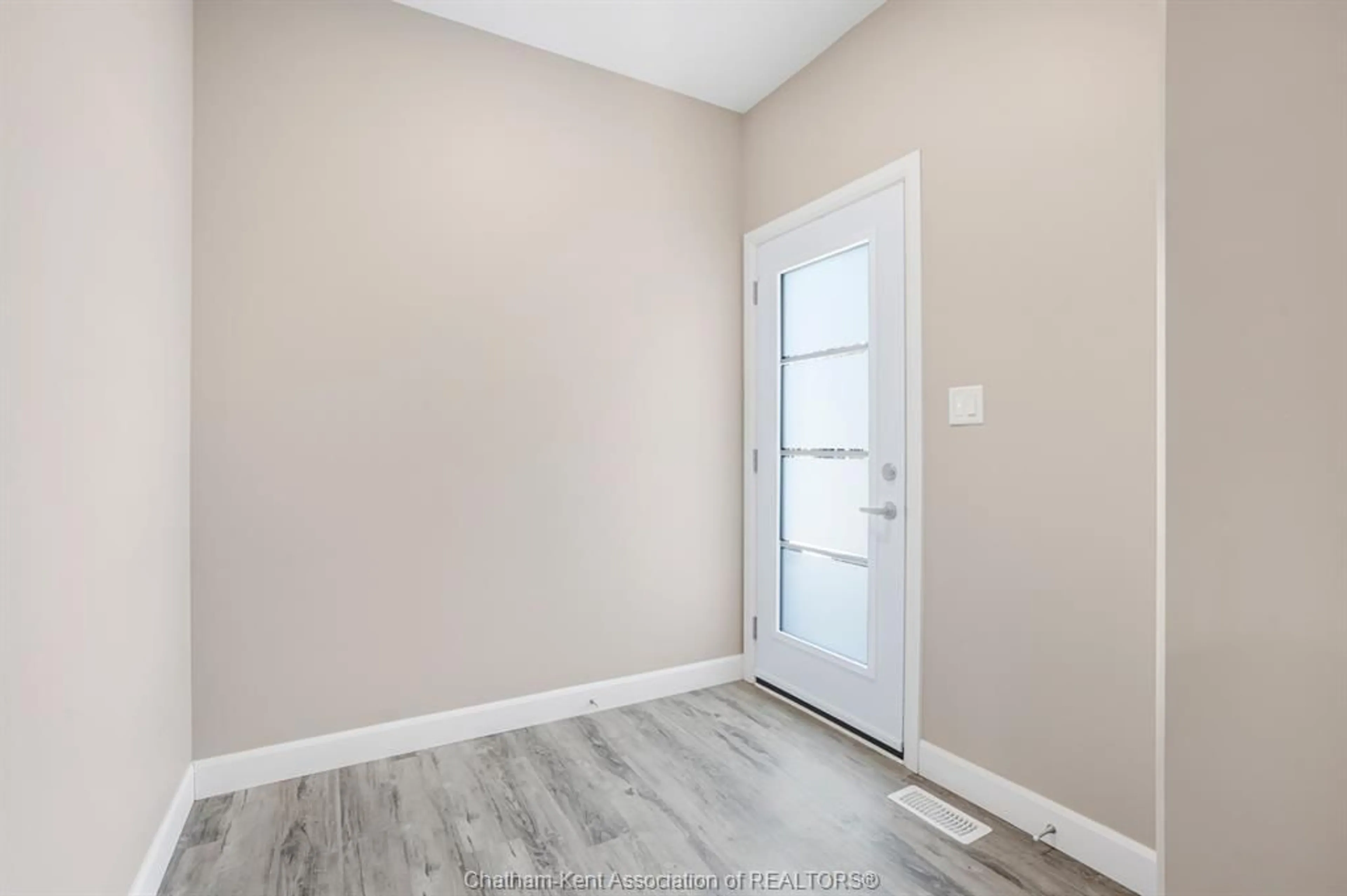 Indoor entryway for 50 LLYDICAN Ave, Chatham Ontario N7L 3E5
