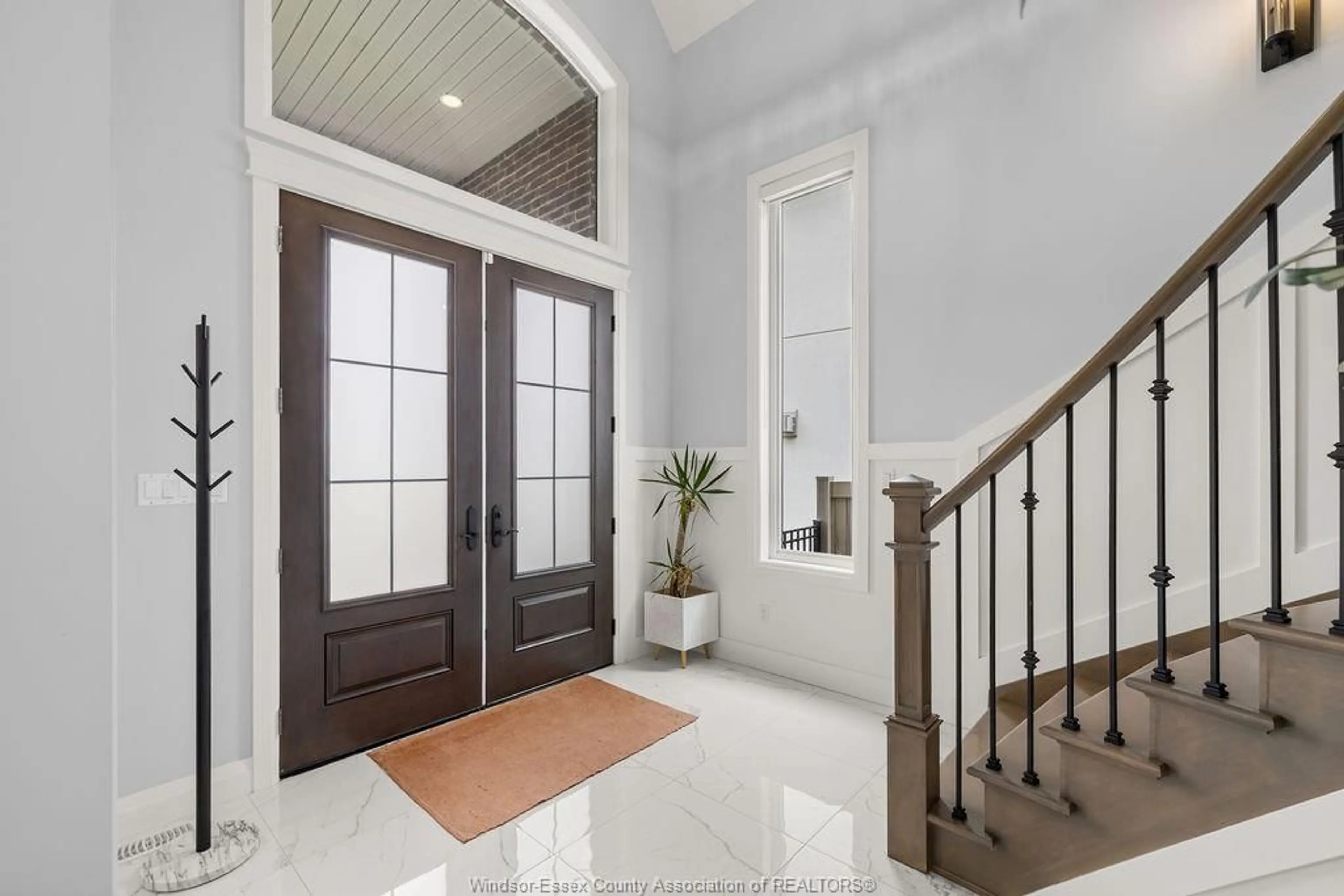 Indoor entryway for 7236 MEO, LaSalle Ontario N9H 0L5