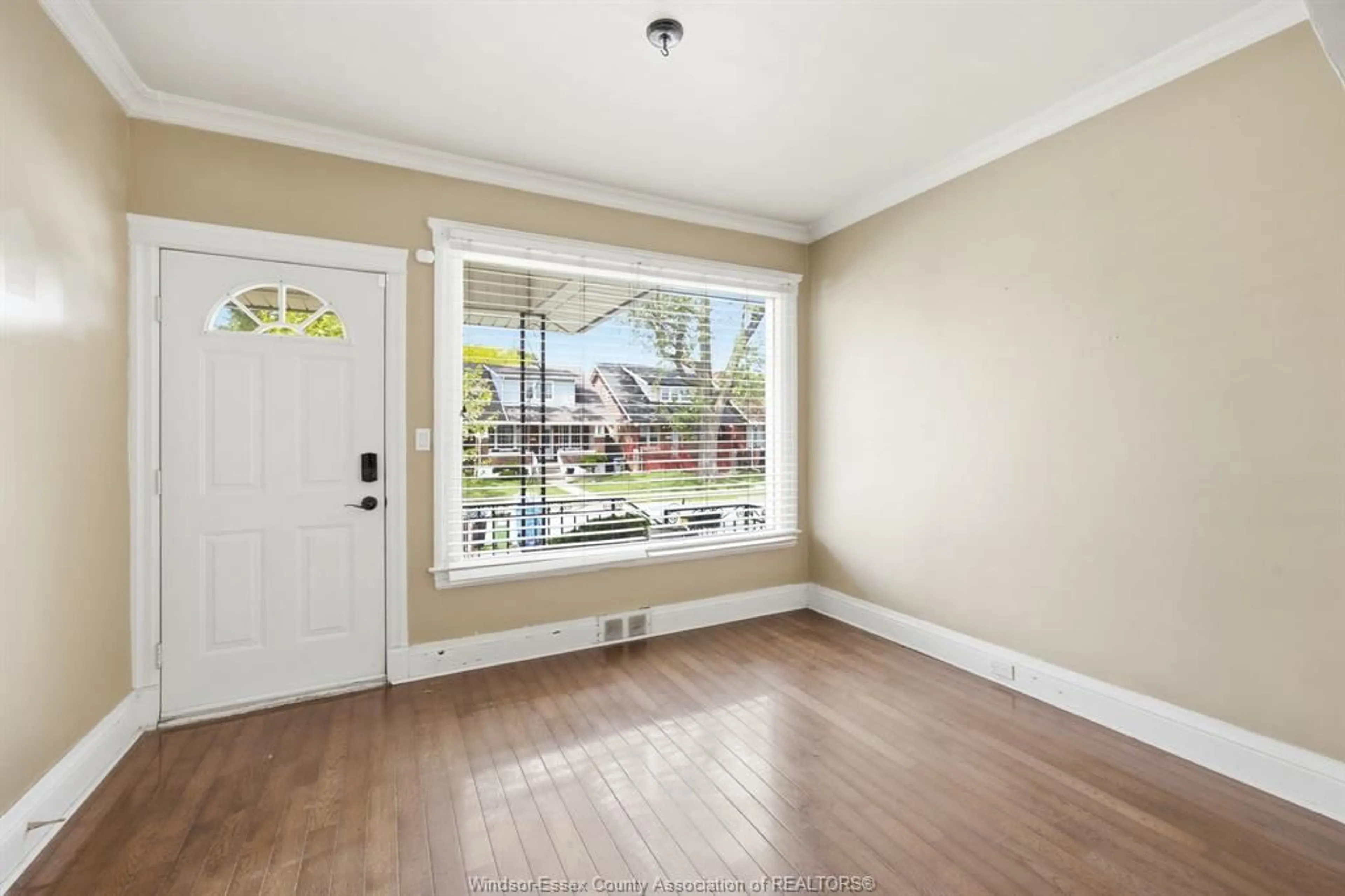 Indoor entryway for 924 MARENTETTE Ave, Windsor Ontario N9A 2A3