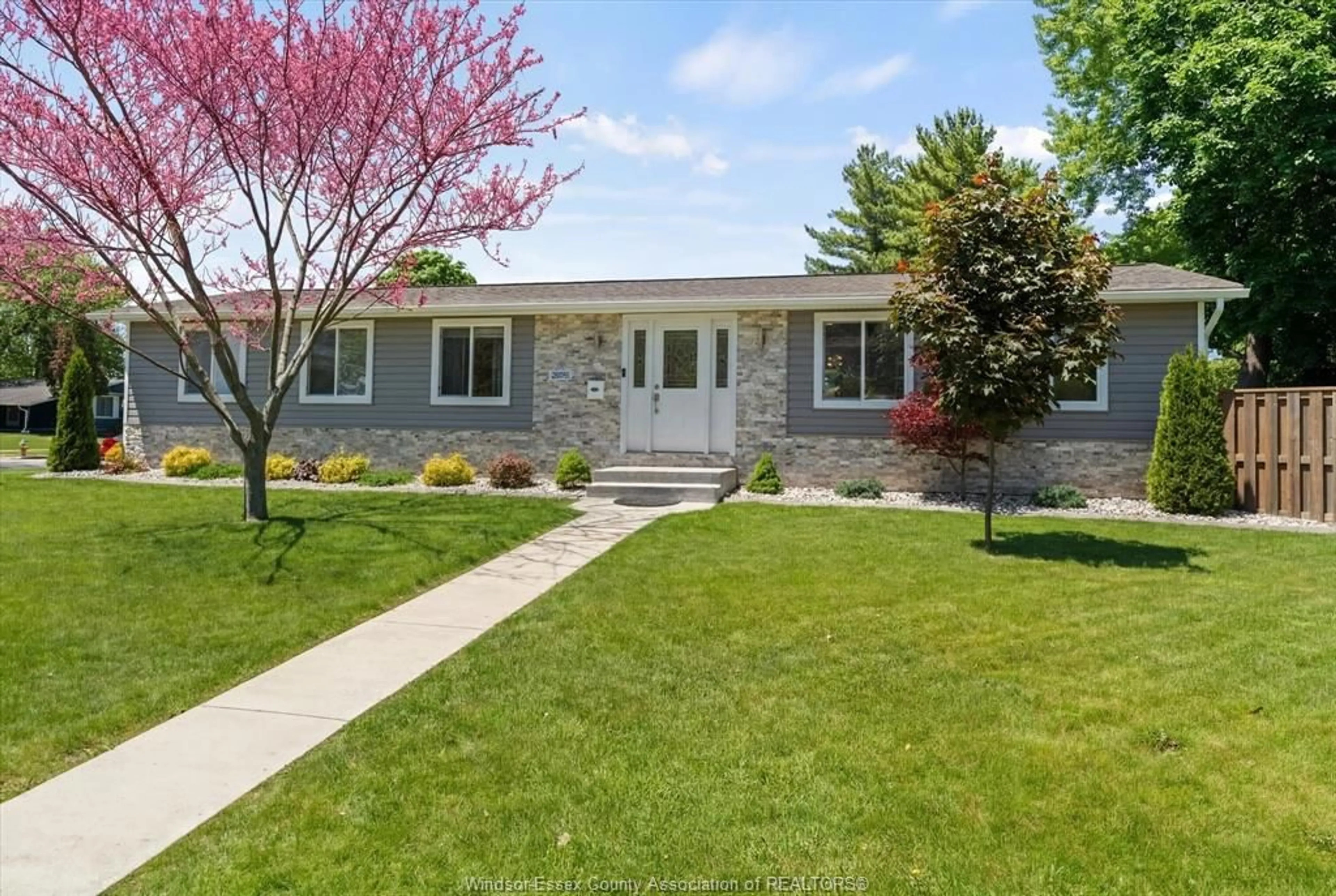 Home with vinyl exterior material, street for 2895 STILLMEADOW, Windsor Ontario N8R 1M9