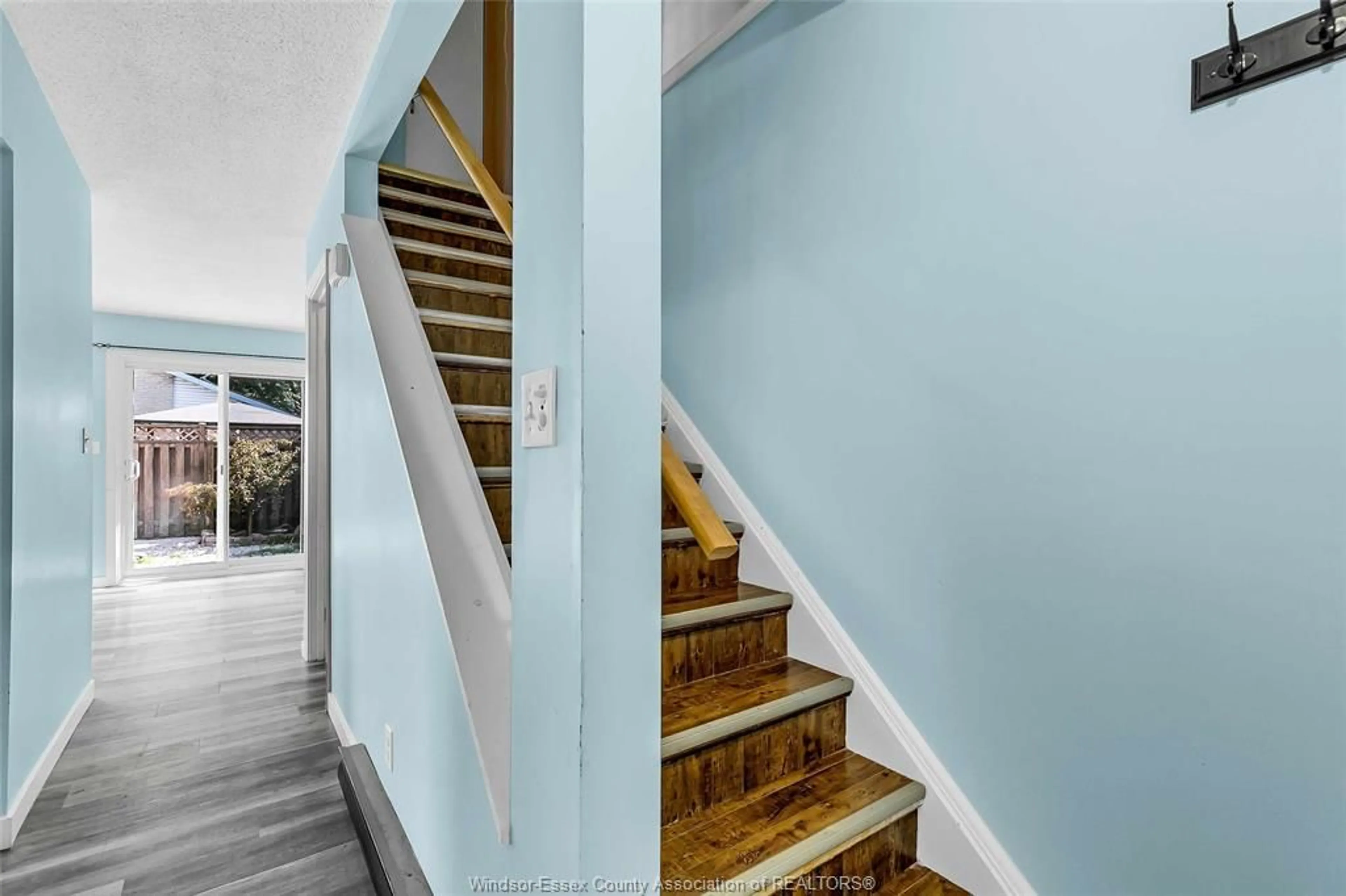 Stairs for 9015 COPPERFIELD Crt, Windsor Ontario N8S 4H2