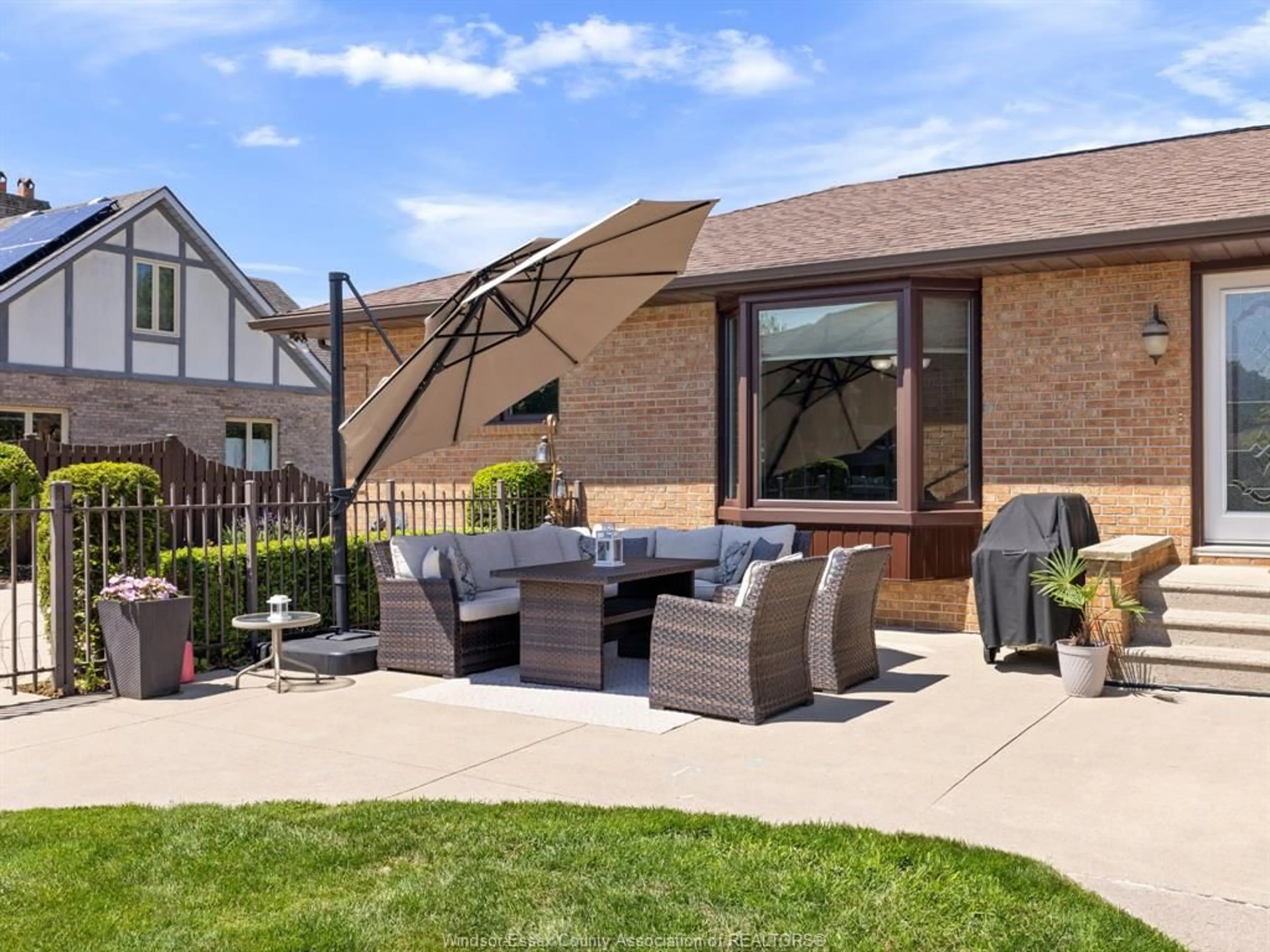 Patio, street for 118 POINTE WEST Dr, Amherstburg Ontario N9V 3N9