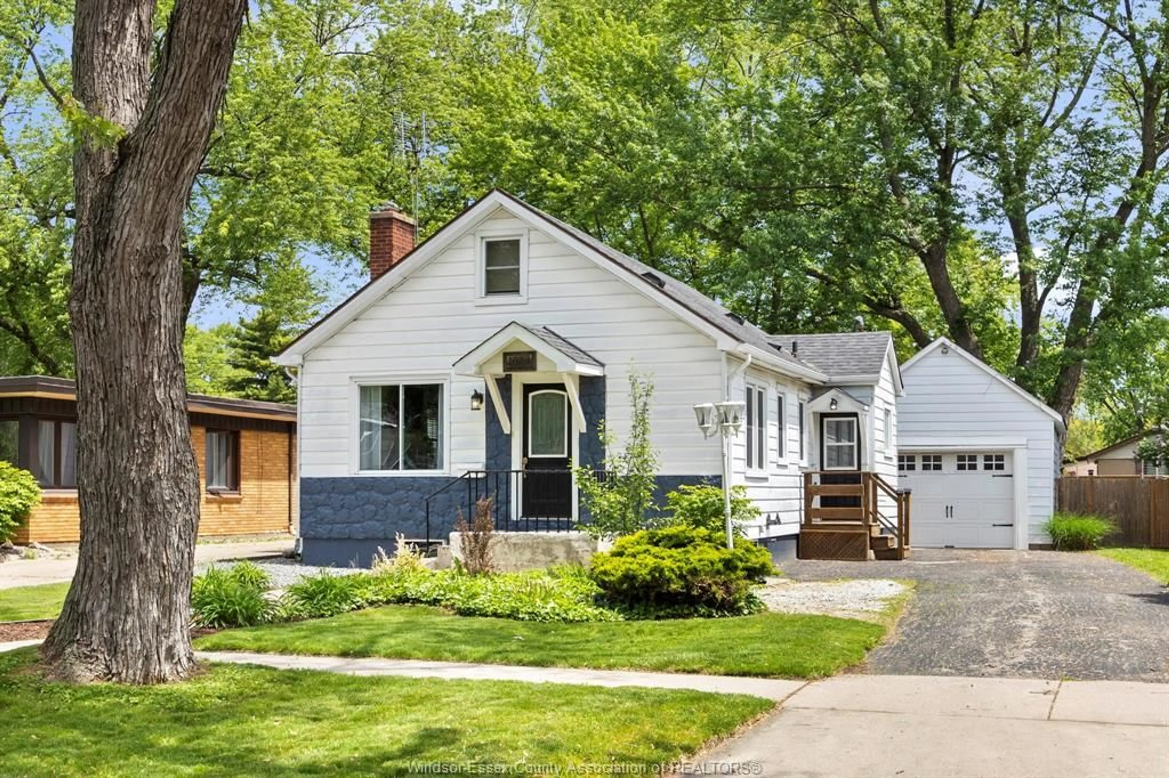 Home with vinyl exterior material, street for 1034 HOMEDALE, Windsor Ontario N8S 2T4