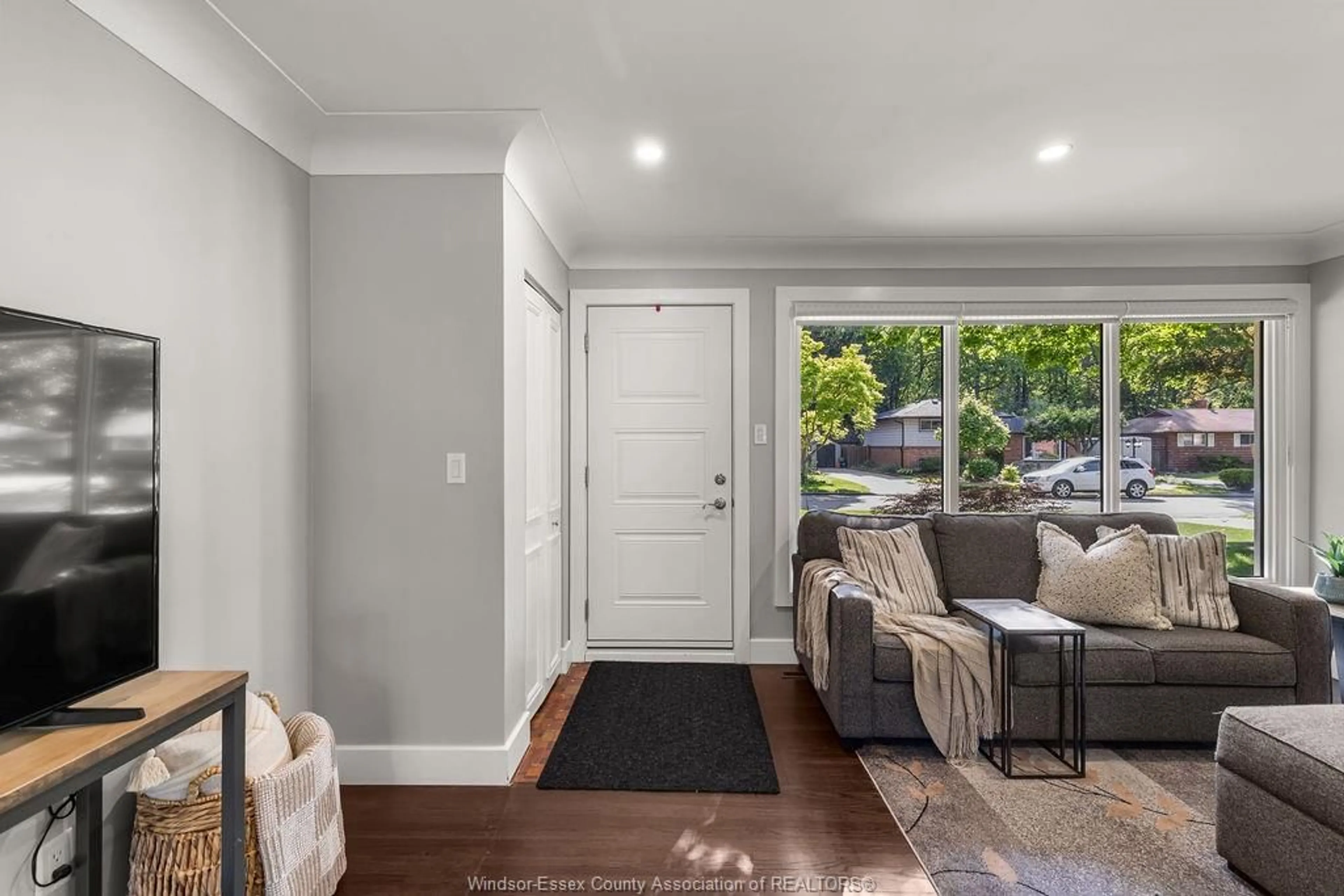 Indoor entryway for 3662 ASKIN Ave, Windsor Ontario N9E 3J9