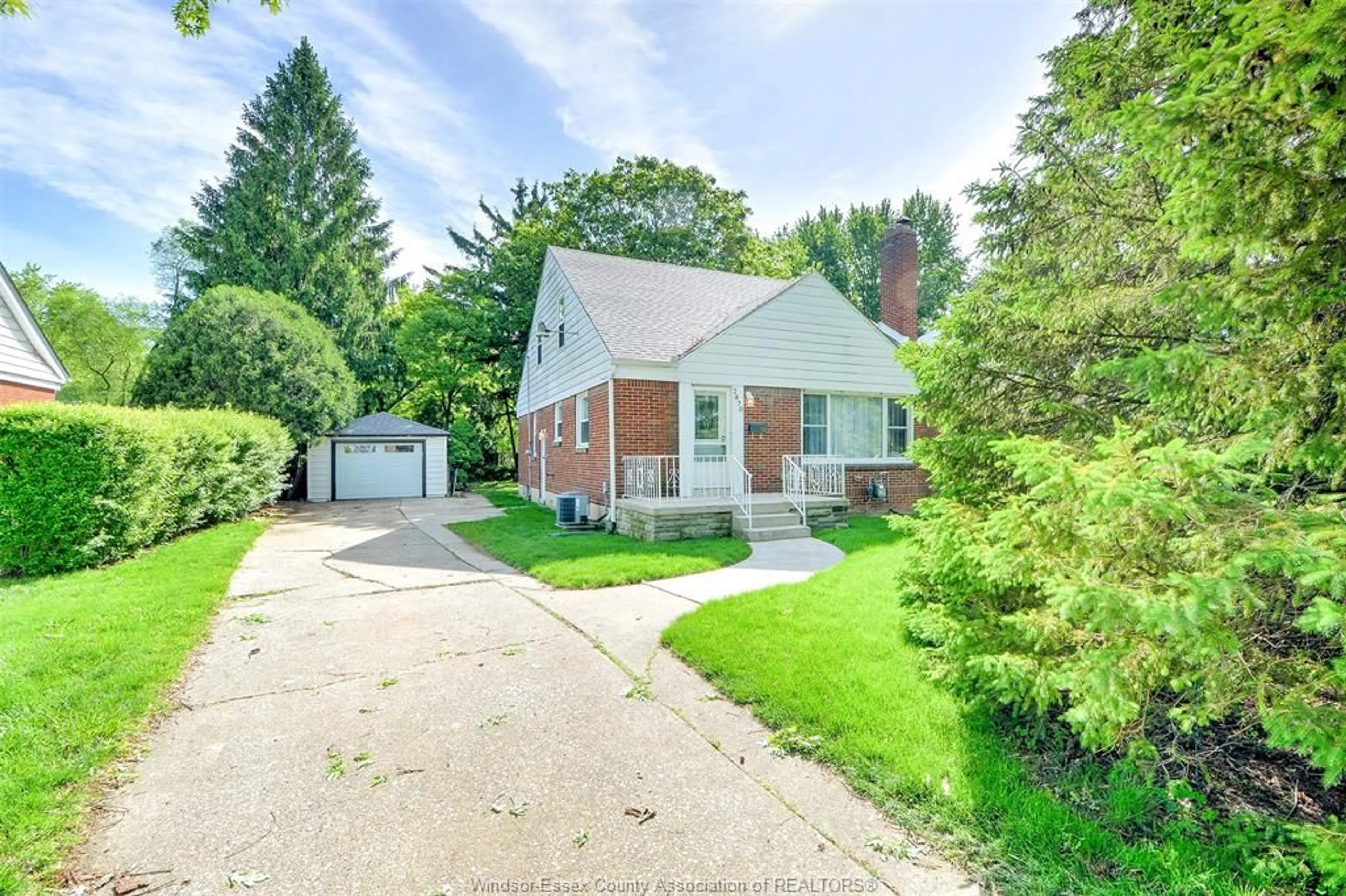 A pic from outside/outdoor area/front of a property/back of a property/a pic from drone, street for 2870 ALEXANDRA Ave, Windsor Ontario N9E 2J7