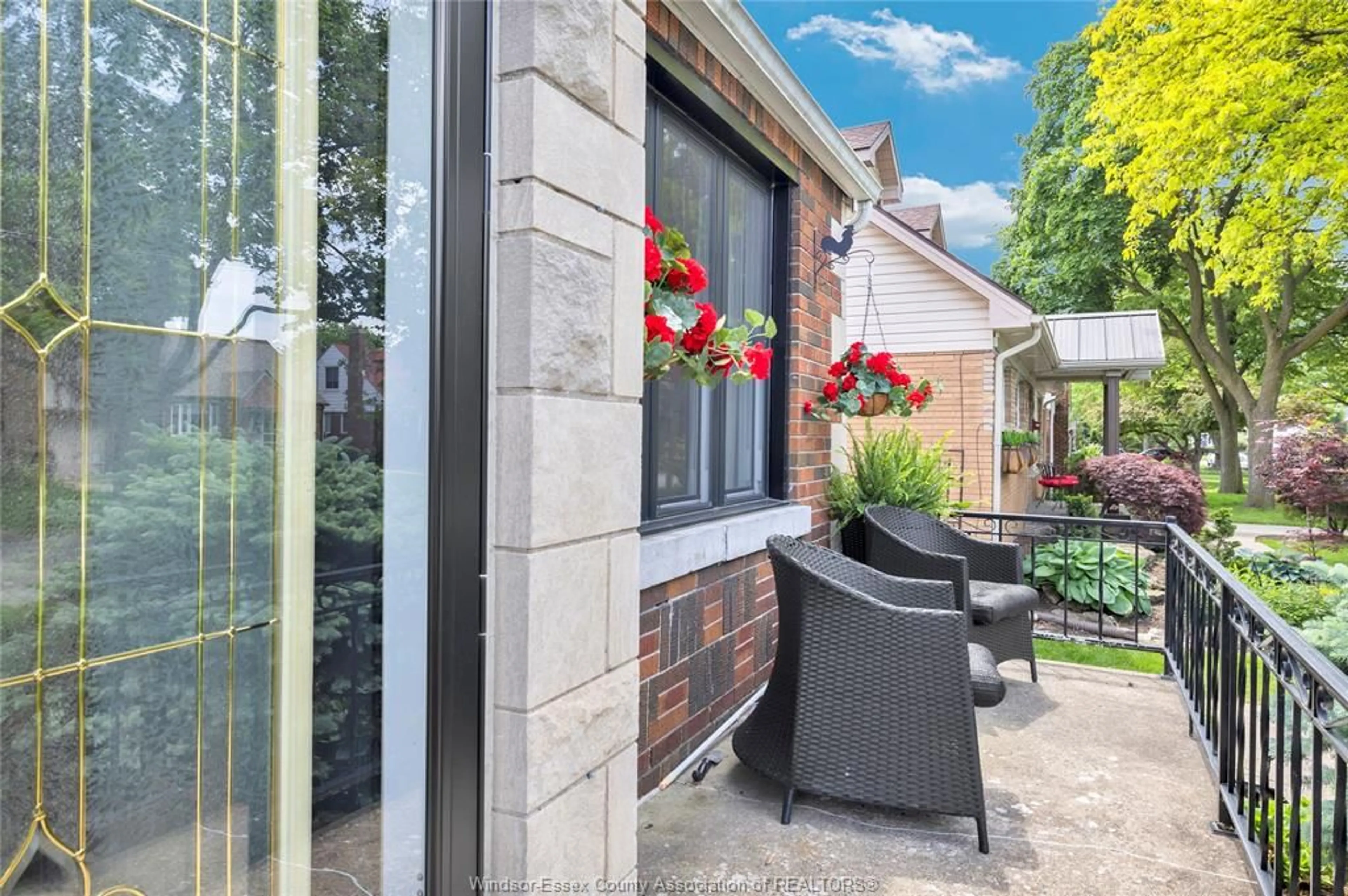 Patio, street for 2005 AMIENS Ave, Windsor Ontario N8W 1T3