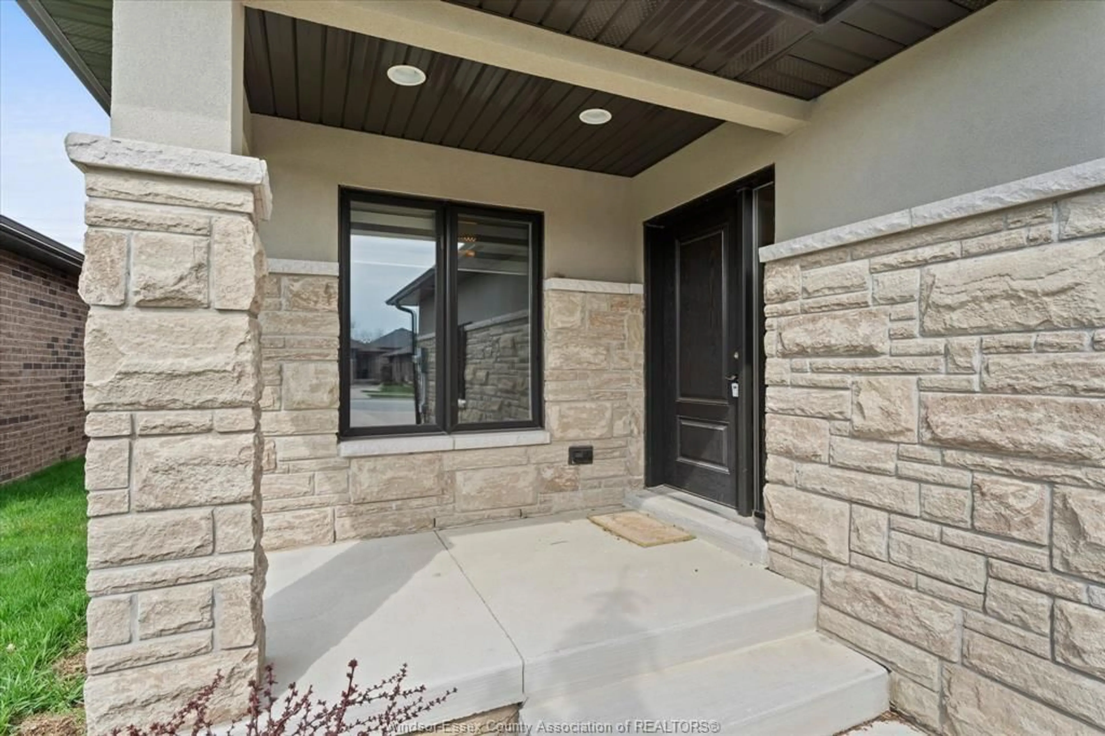 Indoor entryway for 6 HOLLY, Kingsville Ontario N9Y 0E9