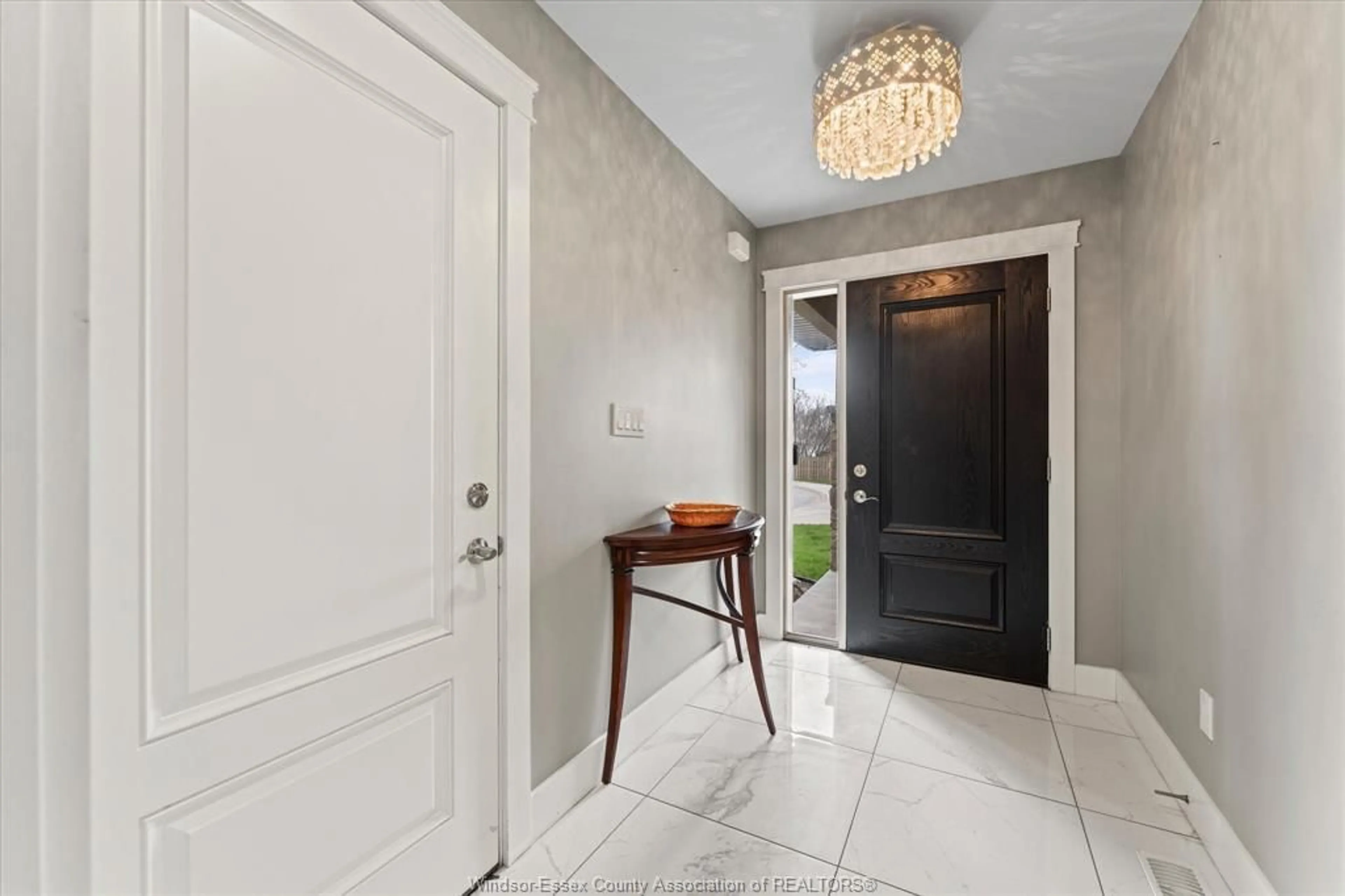 Indoor entryway for 6 HOLLY, Kingsville Ontario N9Y 0E9