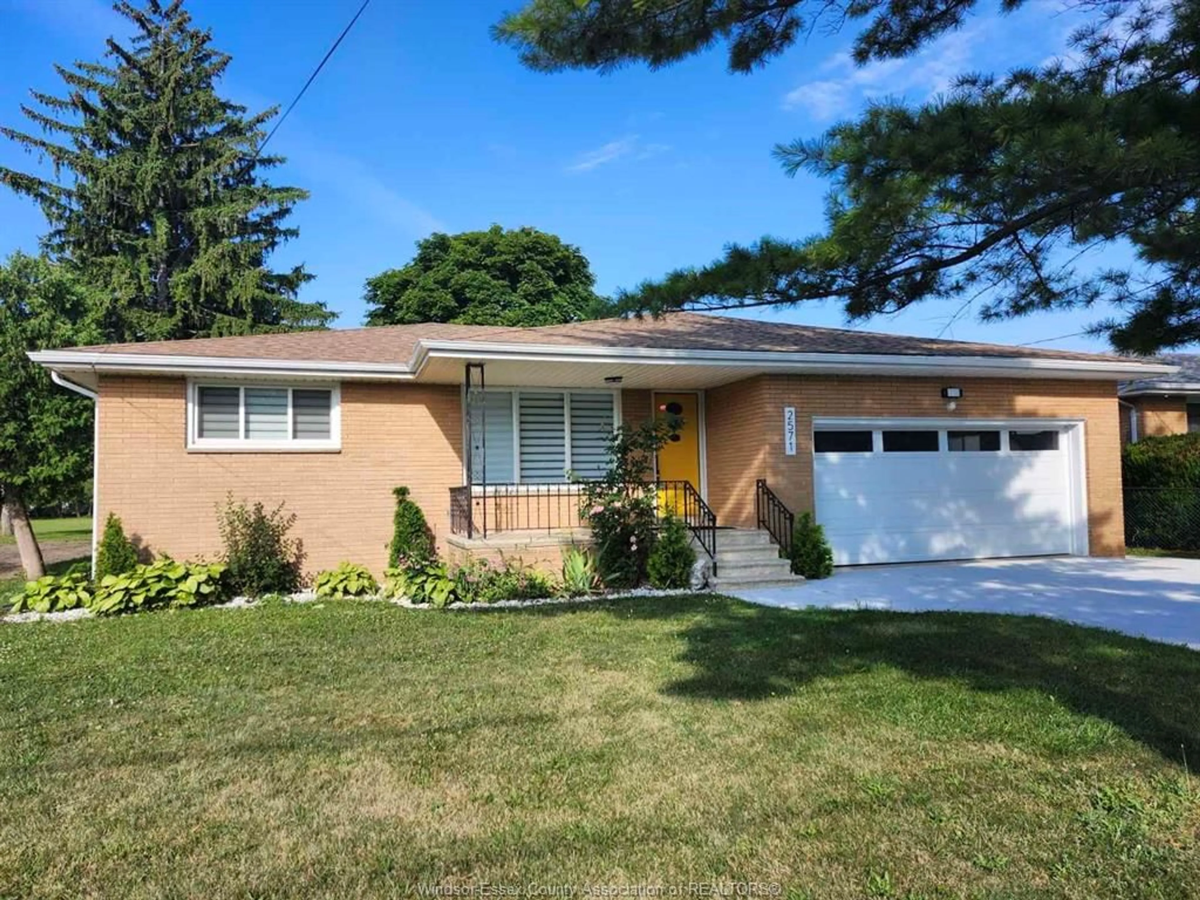 Home with vinyl exterior material, street for 2571 JOS ST LOUIS Ave, Windsor Ontario N8T 2M4