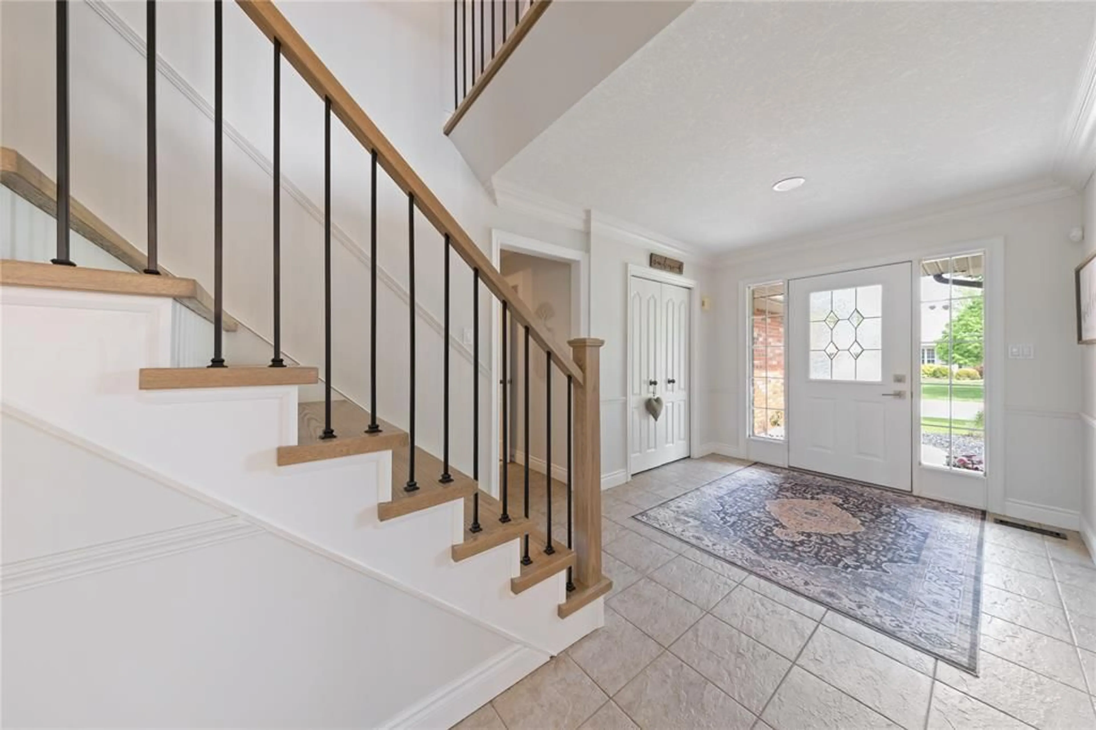 Indoor entryway for 105 Augusta Blvd, Sarnia Ontario N7W 1C6