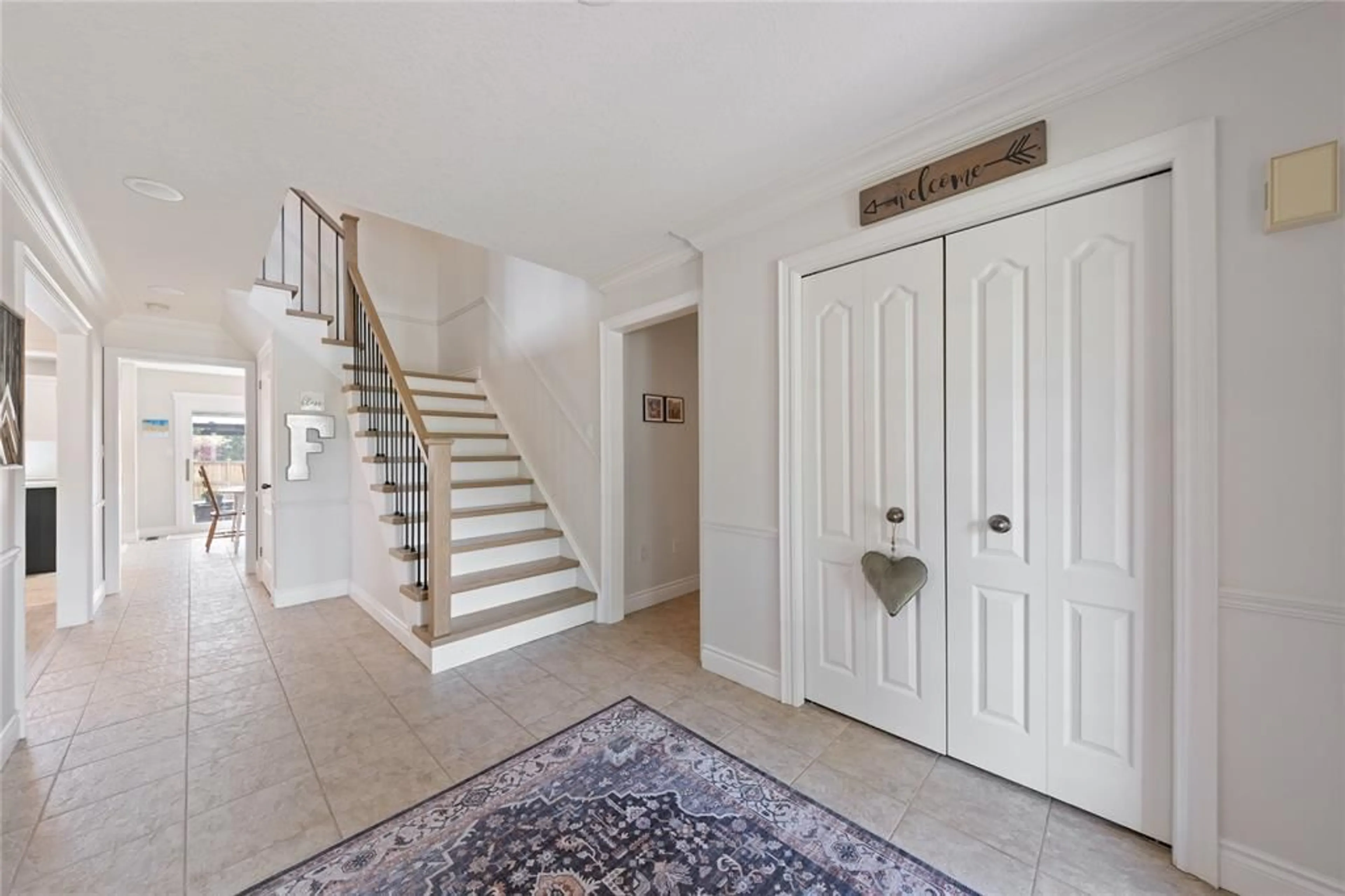 Indoor entryway for 105 Augusta Blvd, Sarnia Ontario N7W 1C6