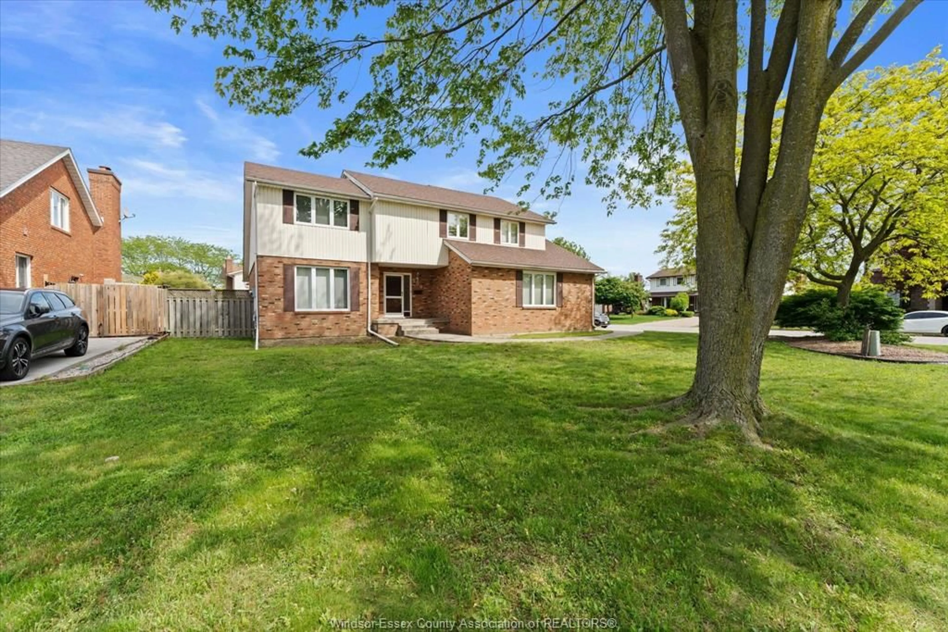 A pic from outside/outdoor area/front of a property/back of a property/a pic from drone, water/lake/river/ocean view for 500 ROSTREVOR, Tecumseh Ontario N8N 2B8