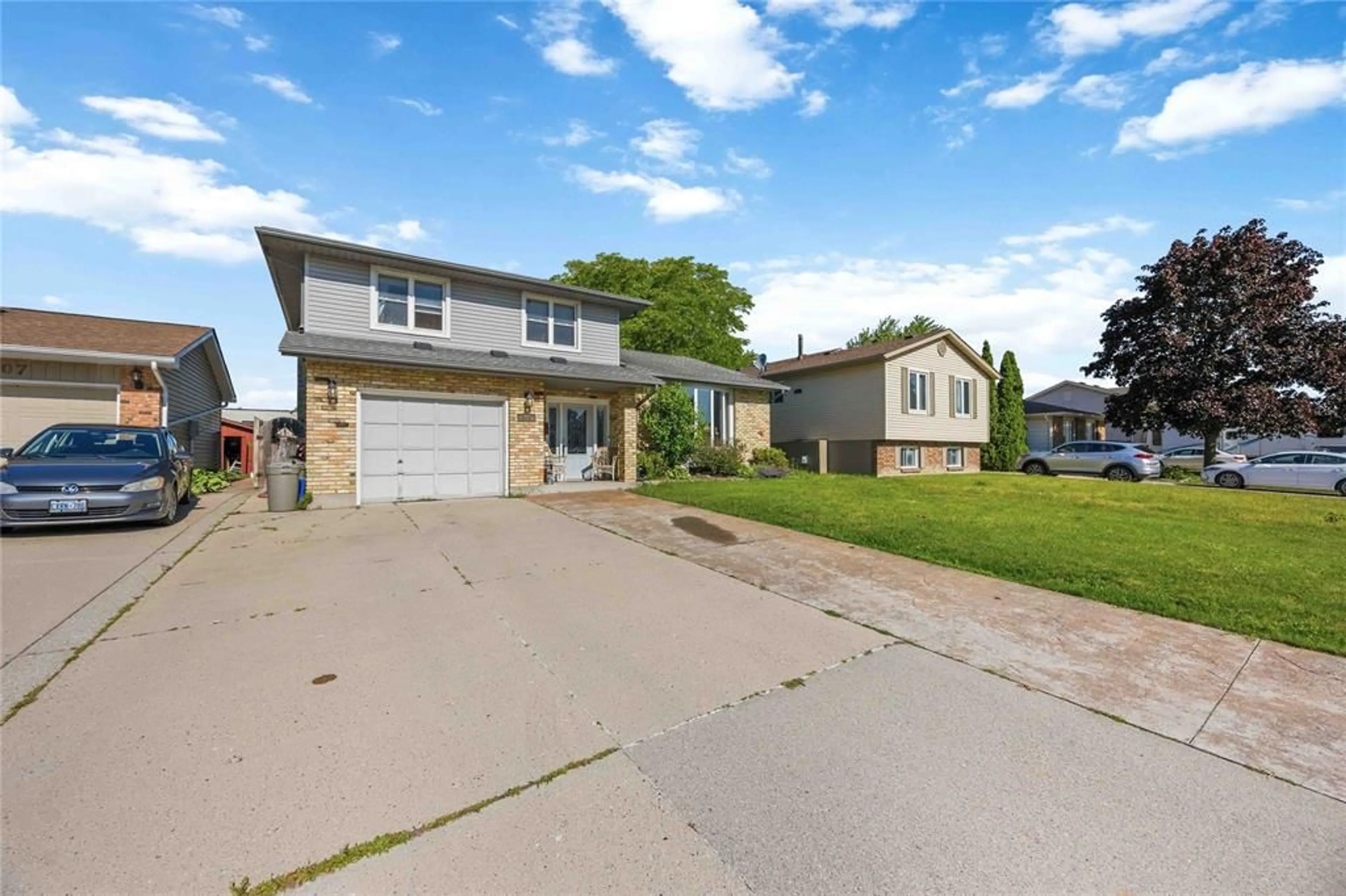 A pic from outside/outdoor area/front of a property/back of a property/a pic from drone, street for 309 Edgewood St, Sarnia Ontario N7S 5S1