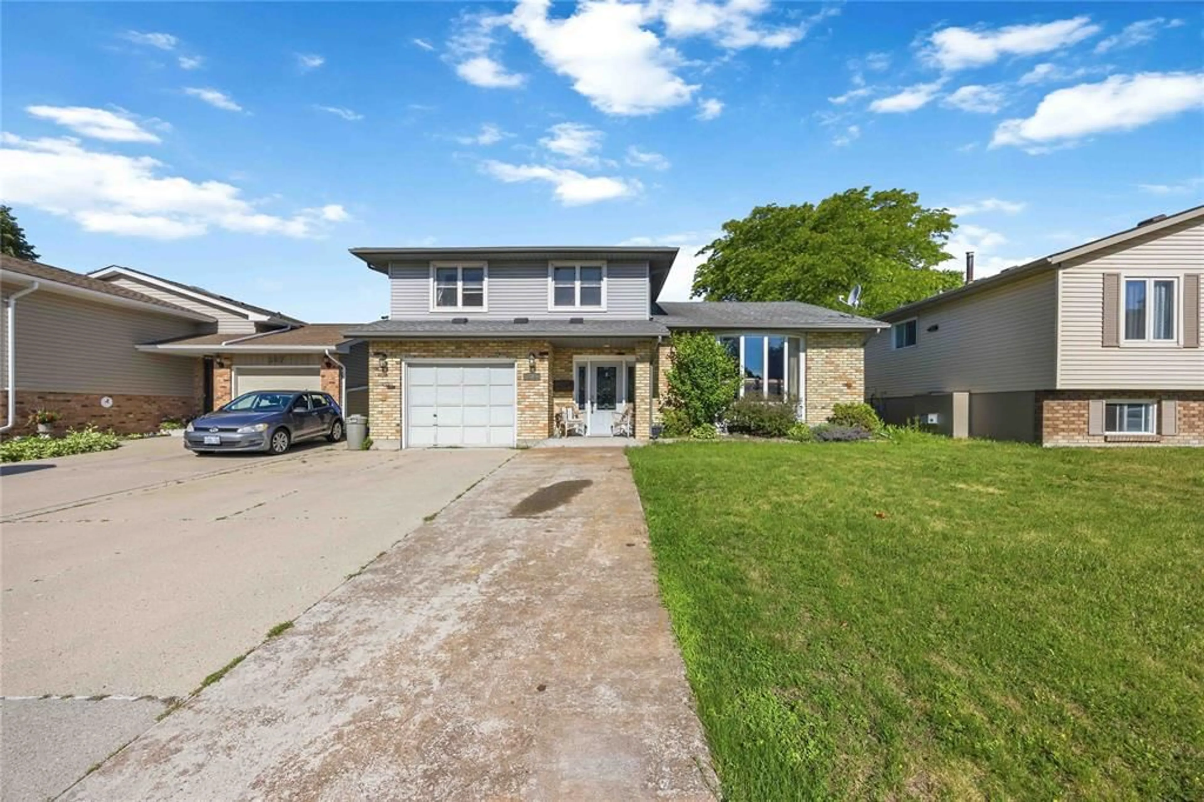 A pic from outside/outdoor area/front of a property/back of a property/a pic from drone, street for 309 Edgewood St, Sarnia Ontario N7S 5S1