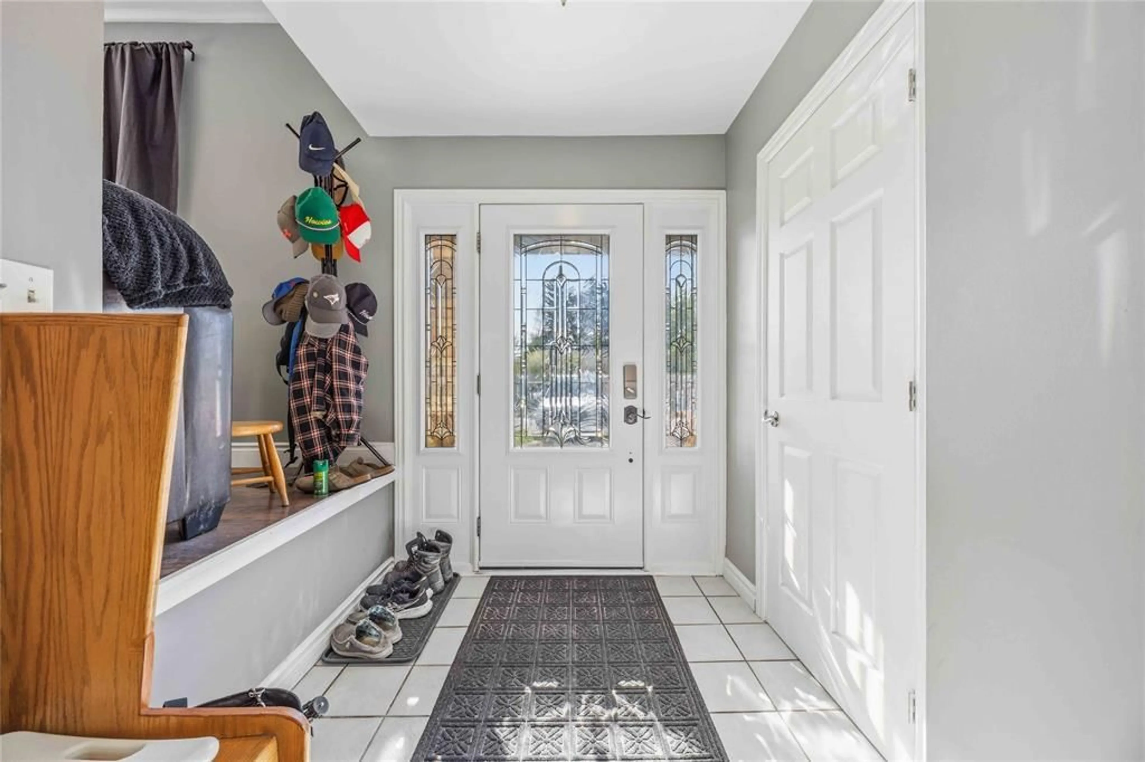 Indoor entryway for 309 Edgewood St, Sarnia Ontario N7S 5S1