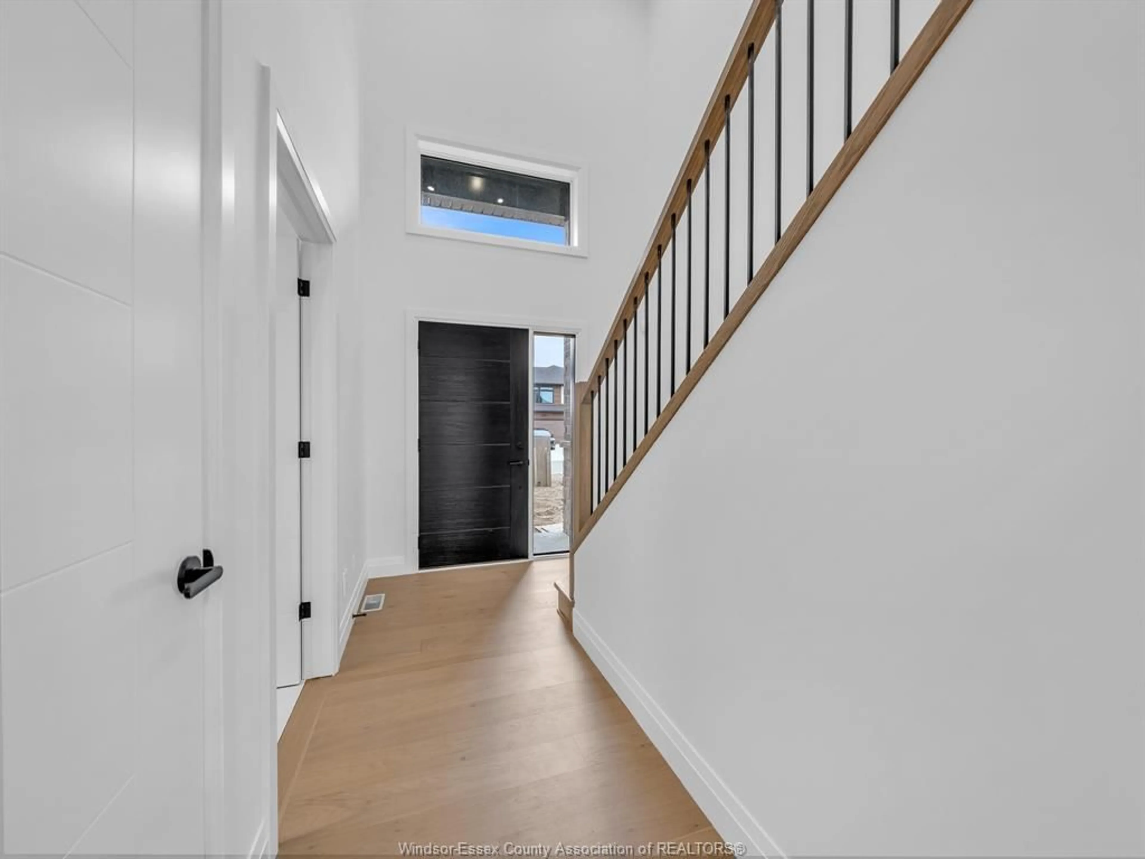 Indoor entryway for 660 LINDEN, Lakeshore Ontario N0R 1A0