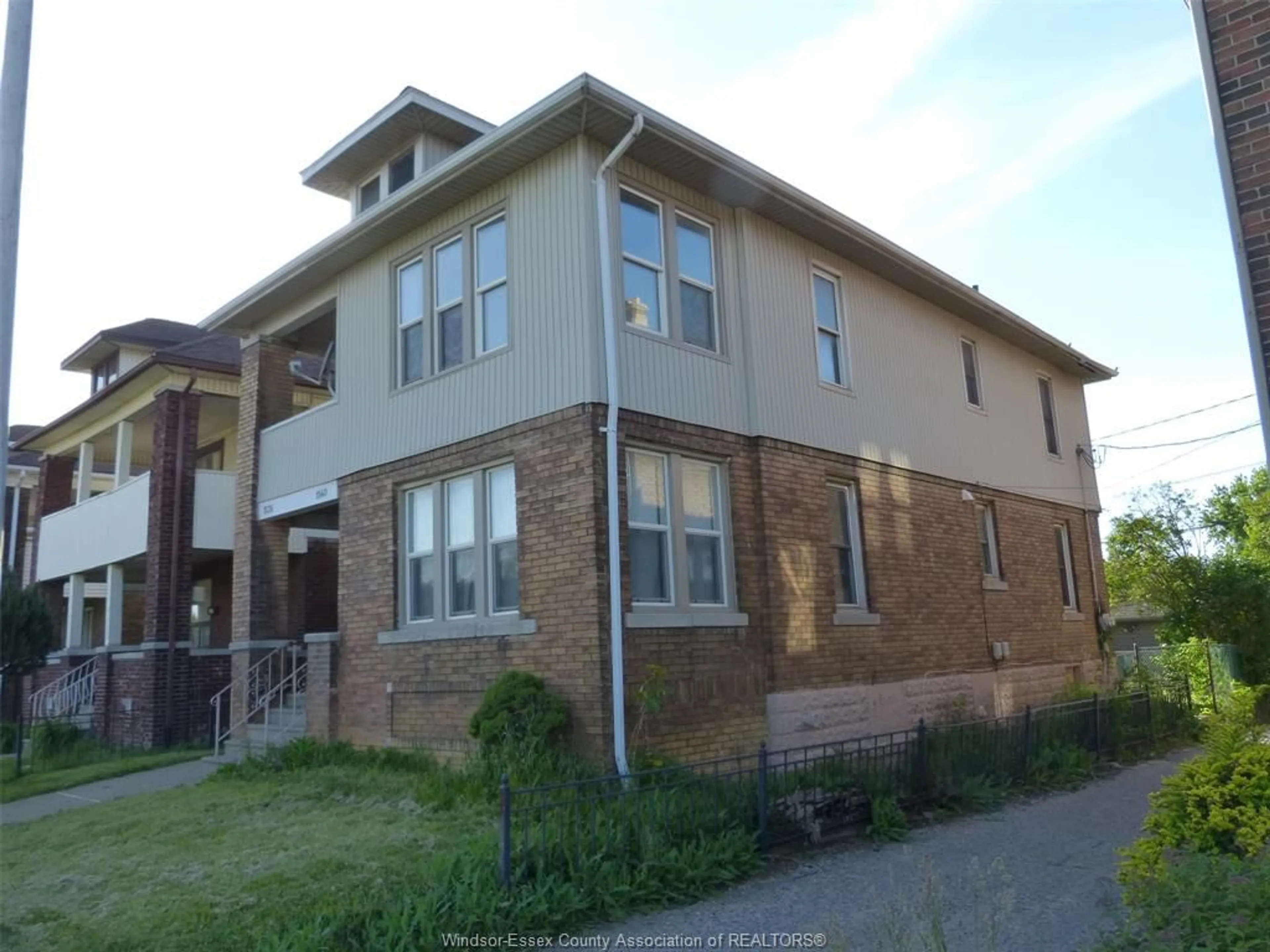 Home with brick exterior material, building for 1140 GILES Blvd, Windsor Ontario N9A 4G4