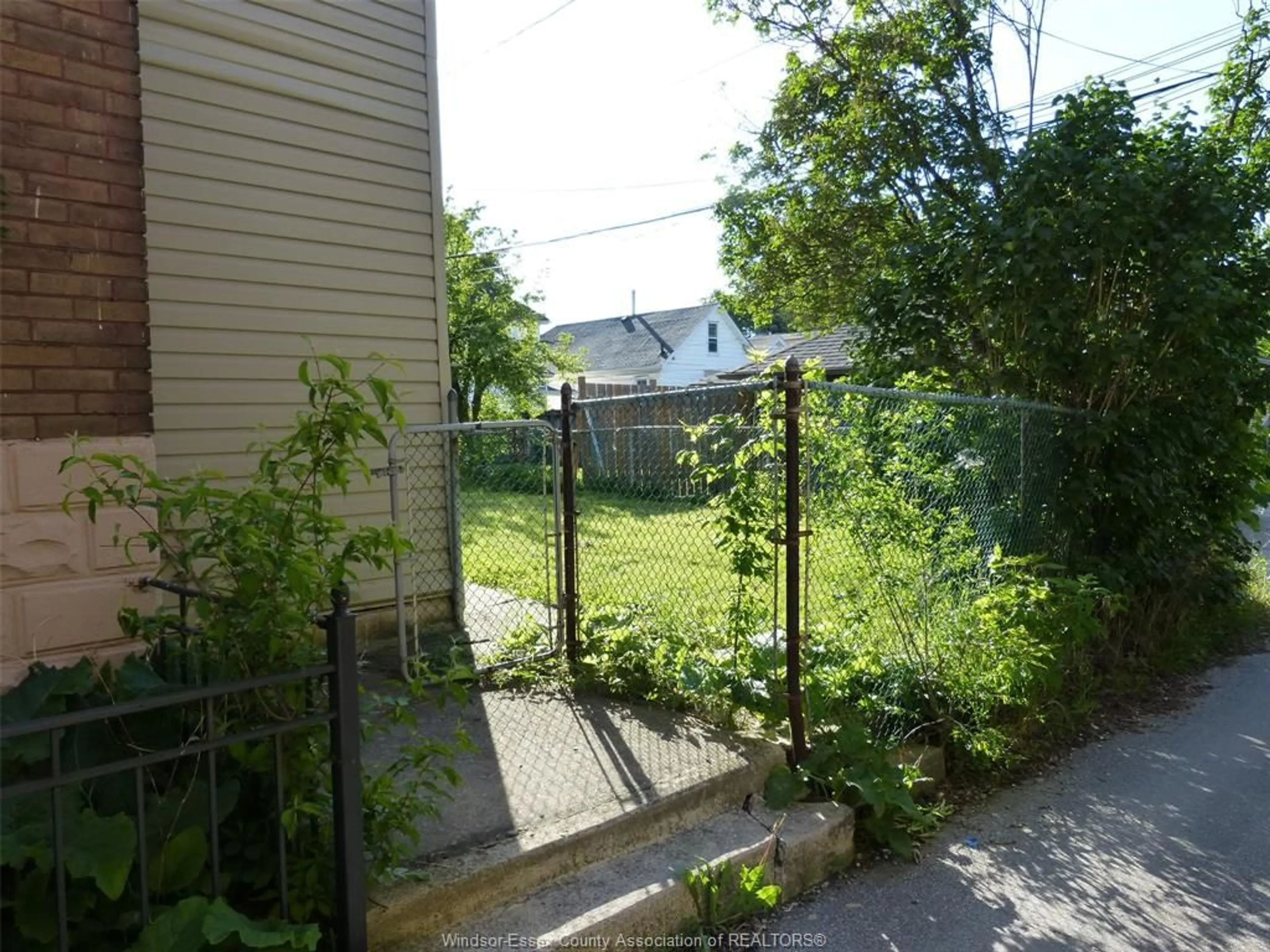 Patio, street for 1140 GILES Blvd, Windsor Ontario N9A 4G4
