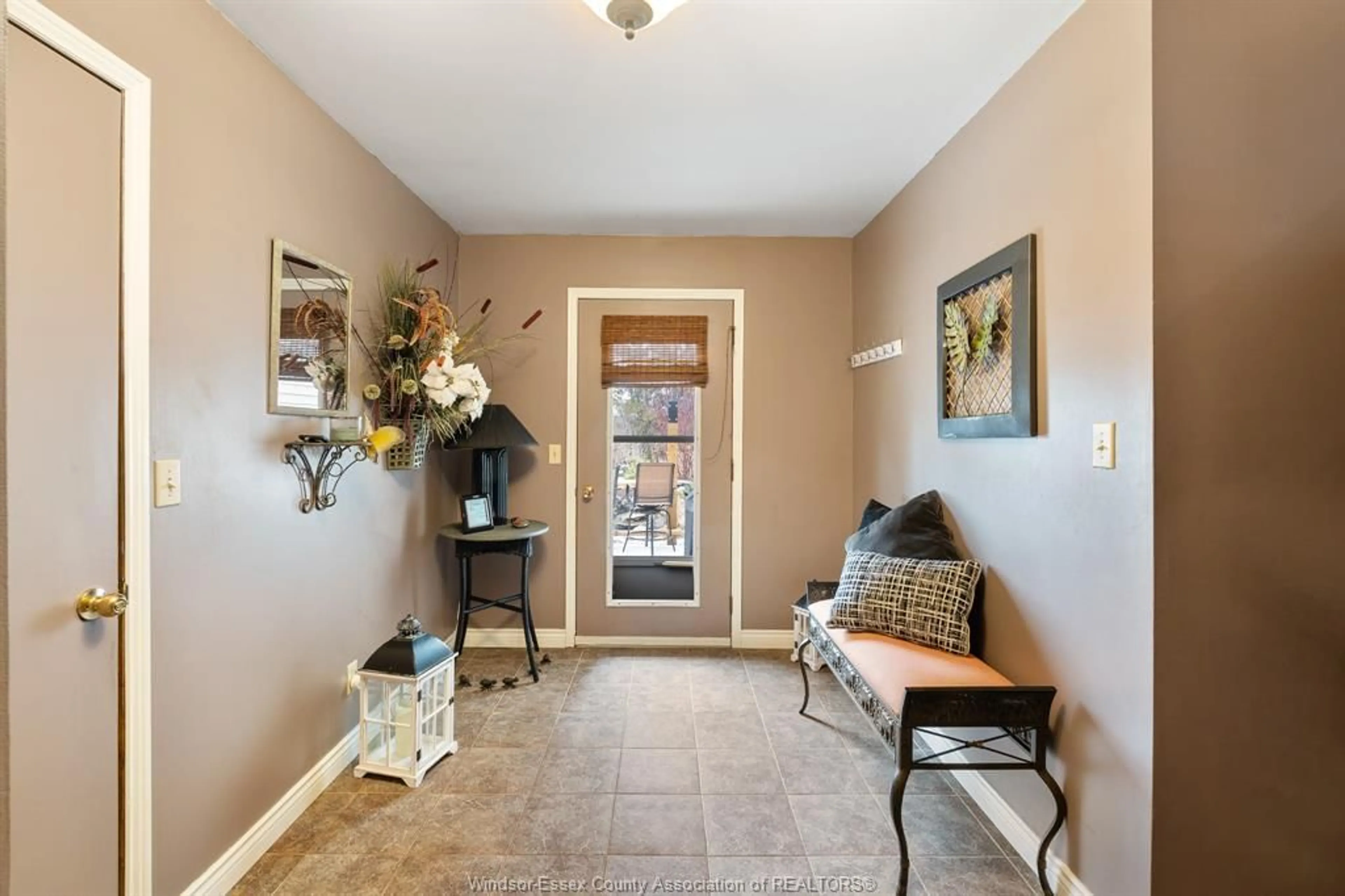 Indoor entryway for 42 William Ave, Kingsville Ontario N9Y 3T4