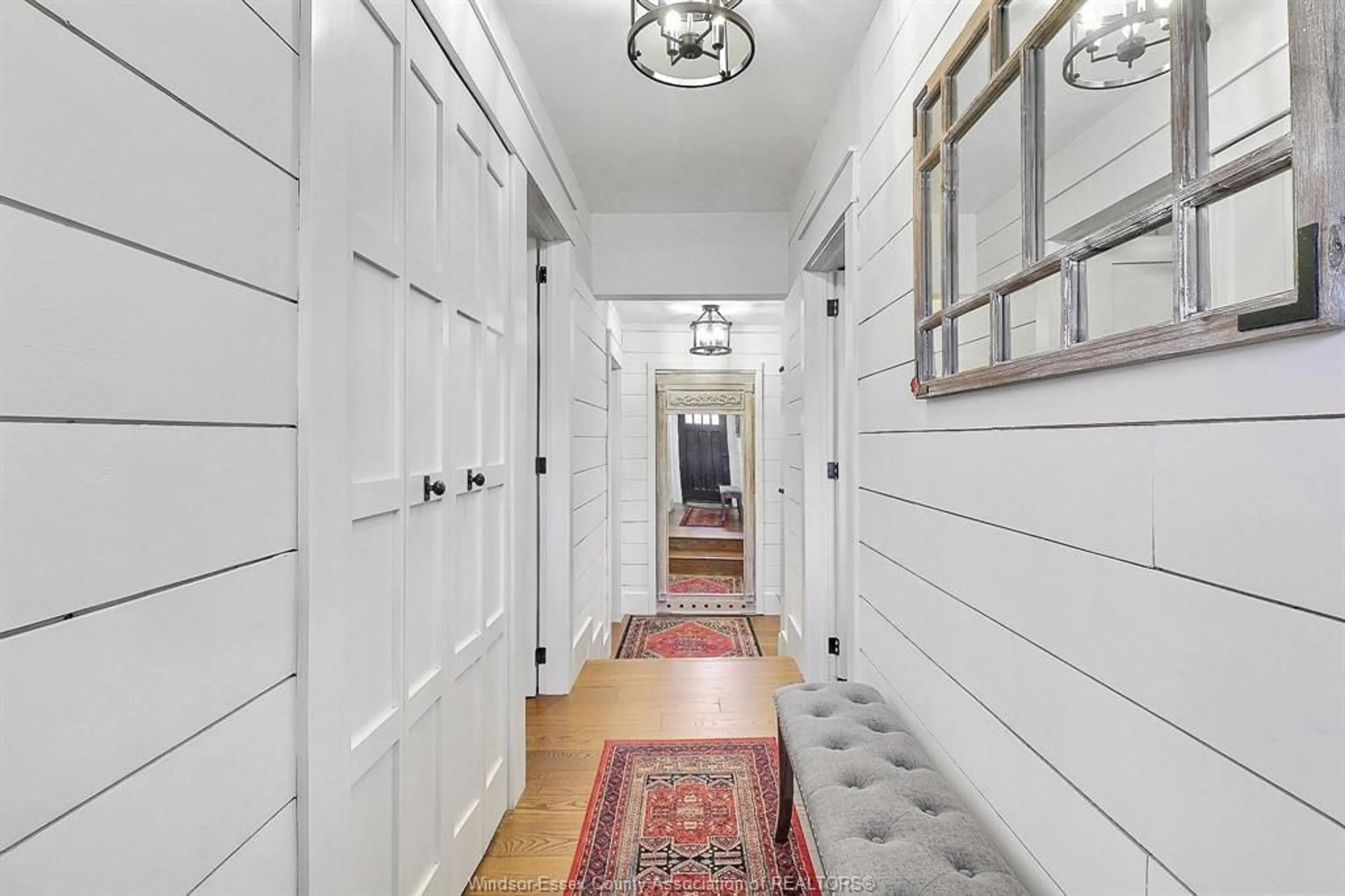 Indoor foyer for 153 ADELAIDE St, Essex Ontario N0R 1G0