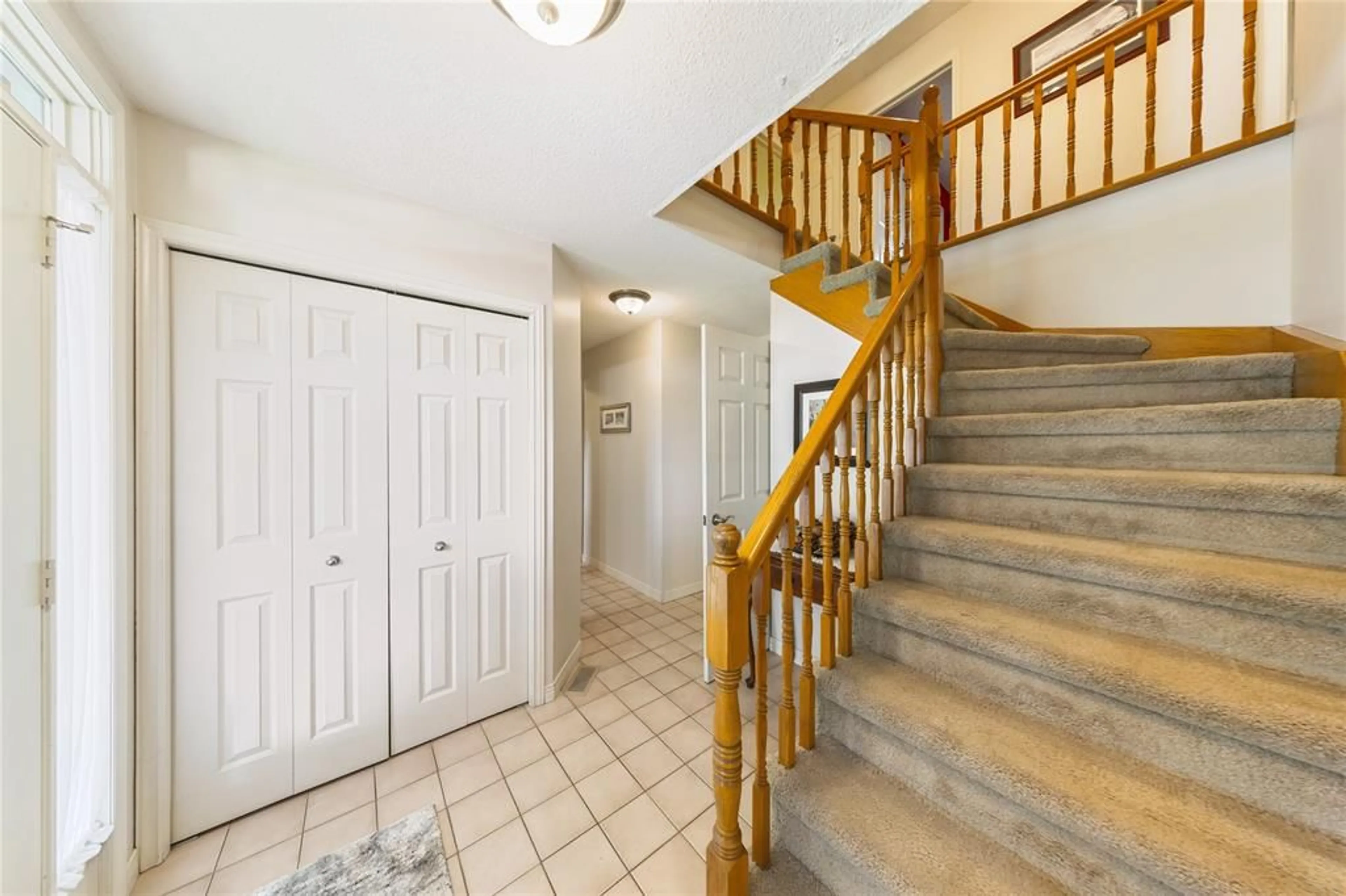 Indoor foyer for 395 APRIL Crt, St Clair Ontario N0N 1G0