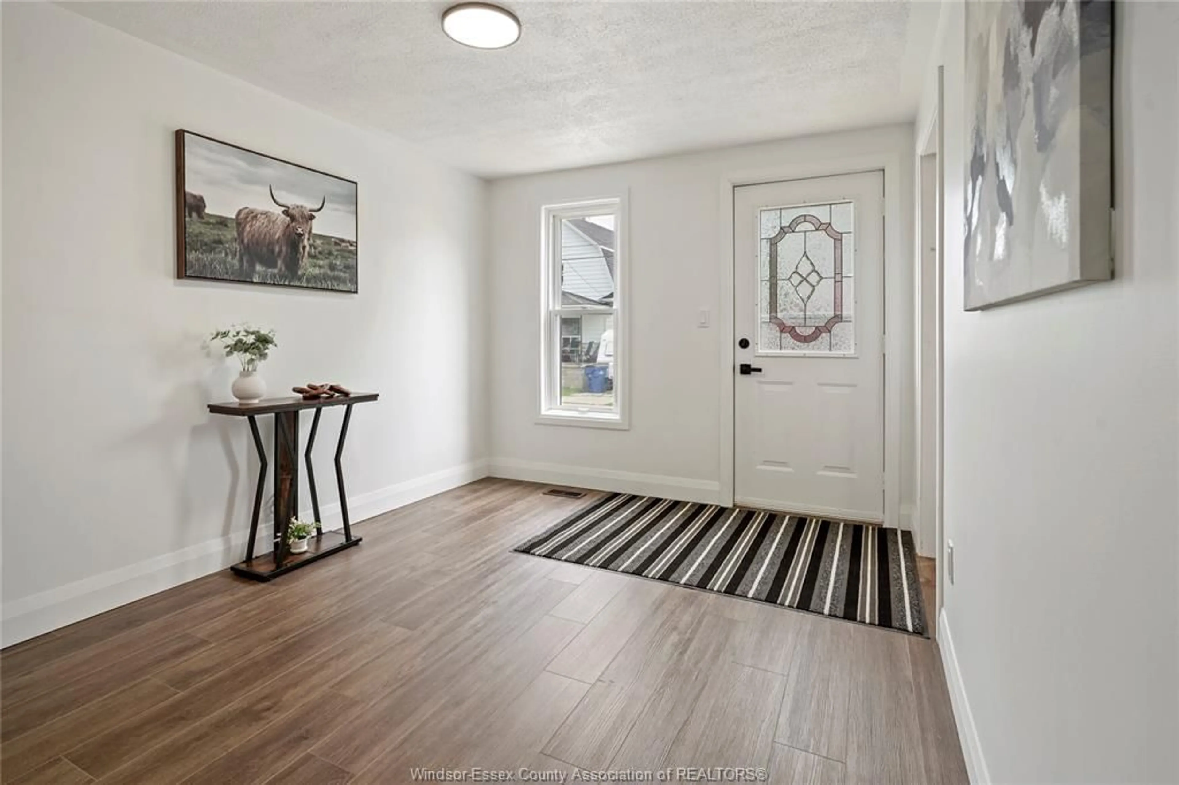 Indoor entryway for 136 Adelaide St, Chatham Ontario N7M 4R7