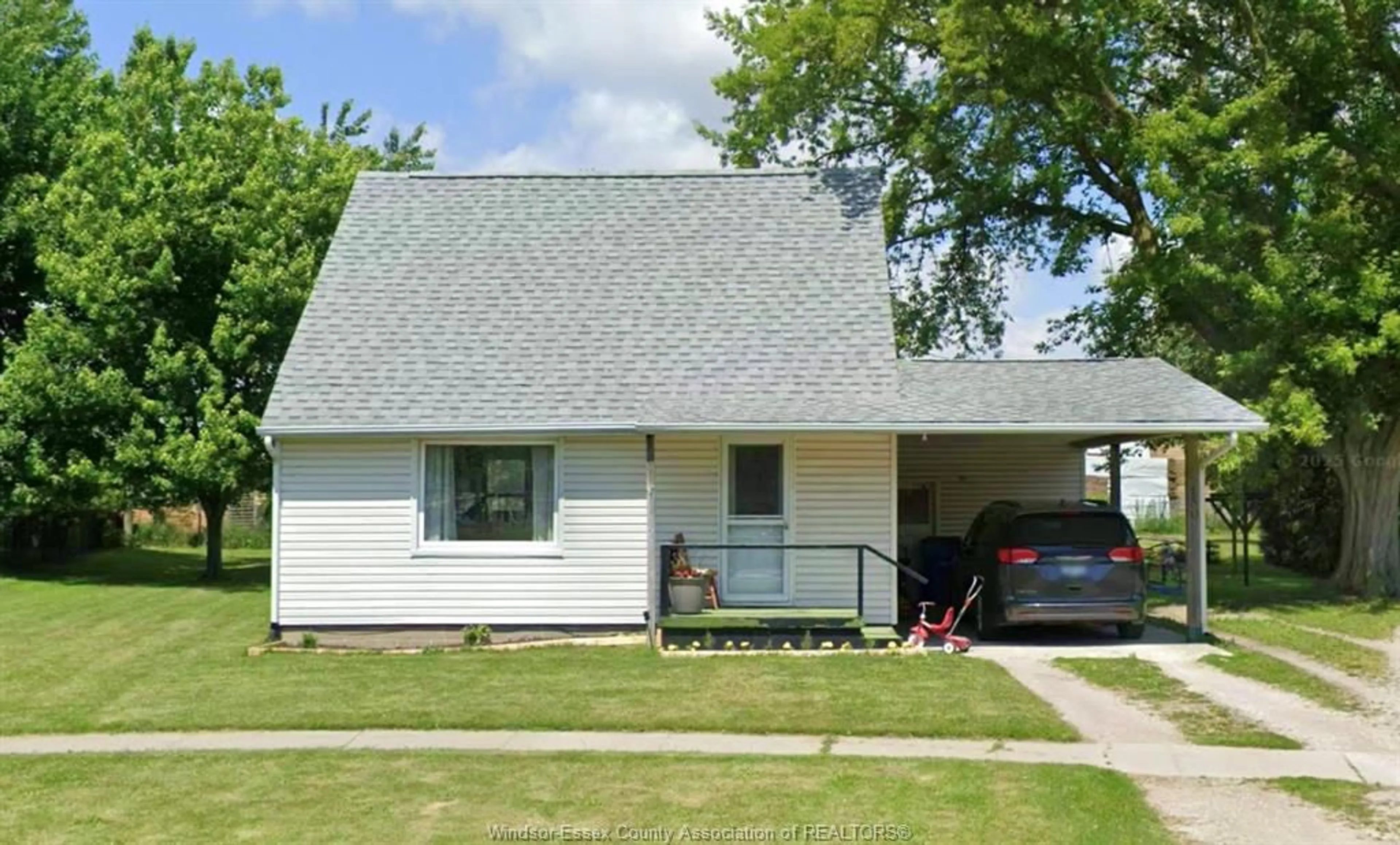Home with vinyl exterior material, street for 150 Park Cres, Wheatley Ontario N0P 2P0