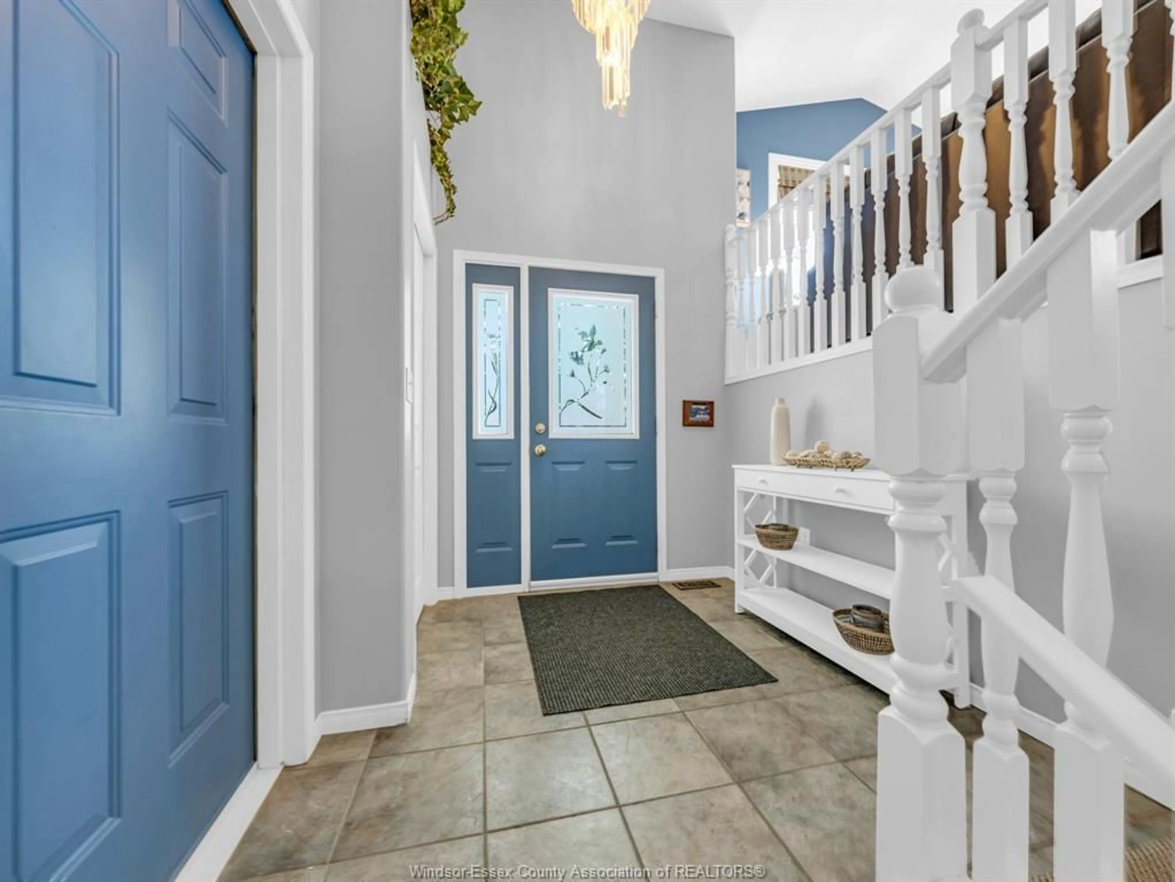 Indoor entryway for 2357 LONGFELLOW, Windsor Ontario N9B 3J7