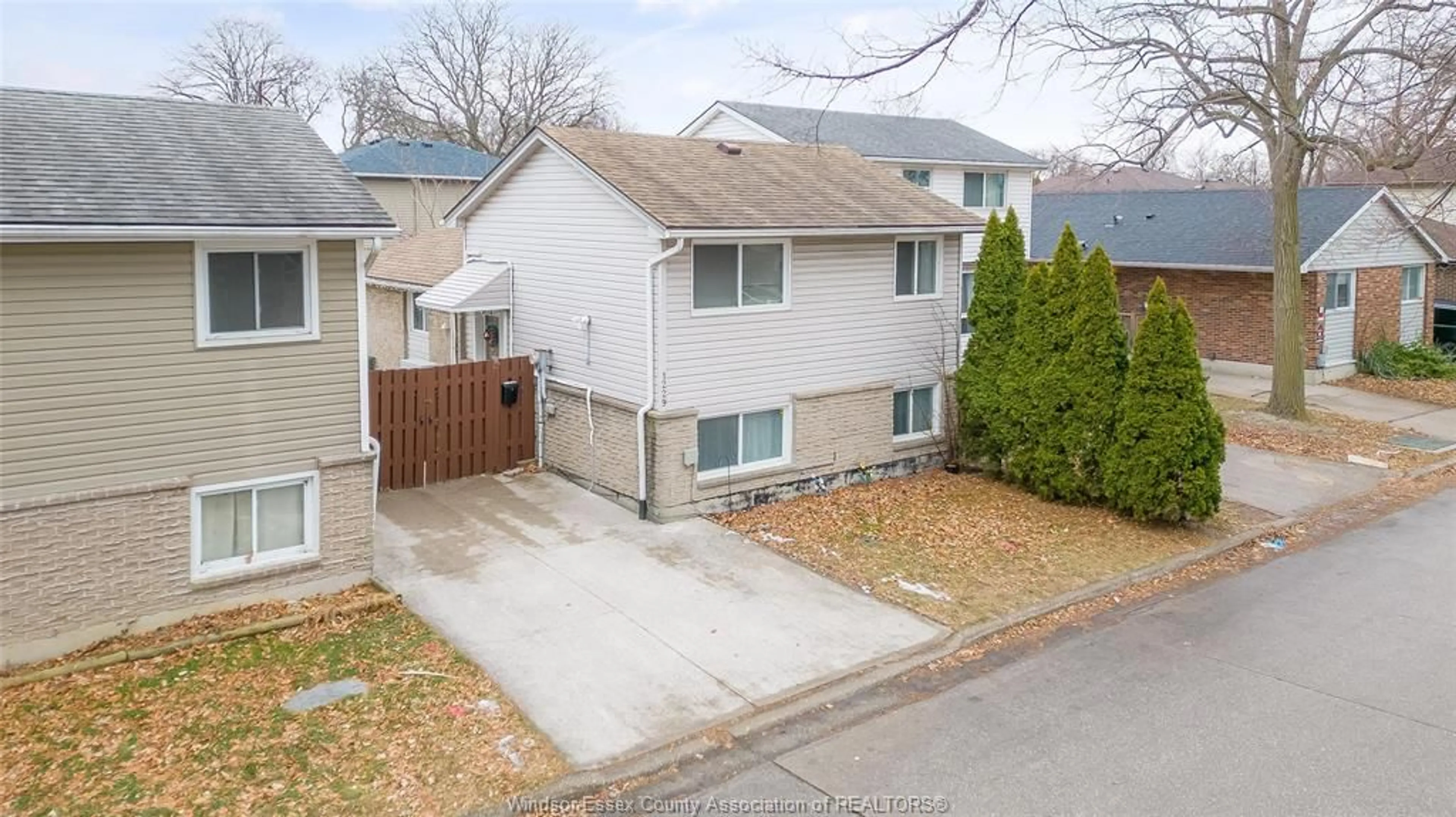 A pic from outside/outdoor area/front of a property/back of a property/a pic from drone, street for 1229 ARNCLIFFE, Windsor Ontario N85 4N2